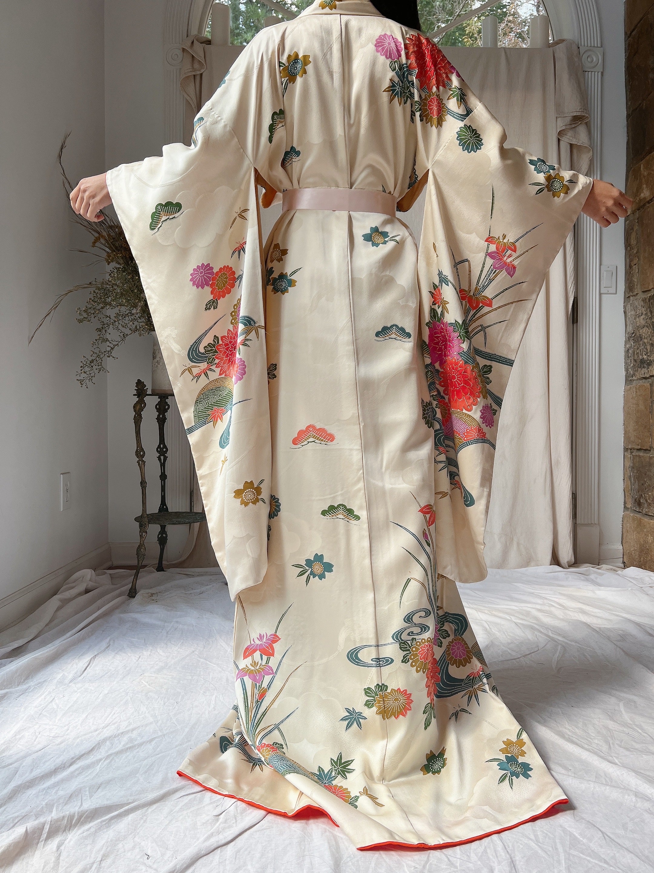 Vintage Ivory Floral/Butterfly Silk Kimono - One Size