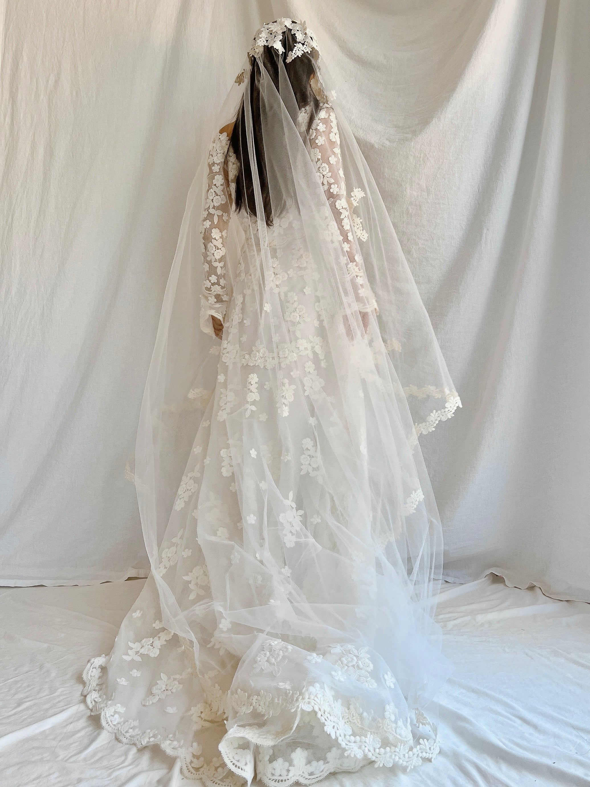 1960s Long Sleeves Floral Appliqué Gown with Veil - S
