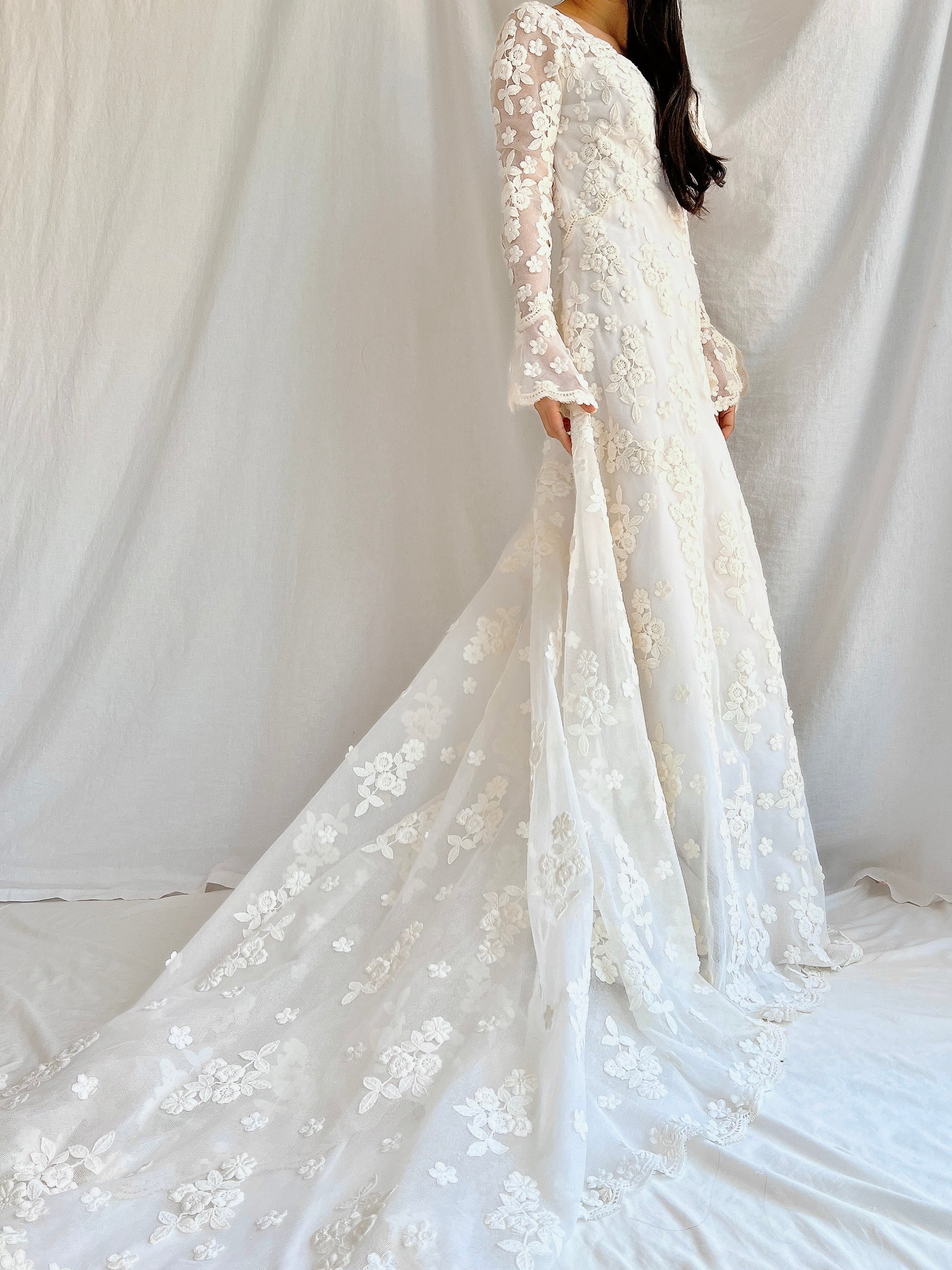 1960s Long Sleeves Floral Appliqué Gown with Veil - S