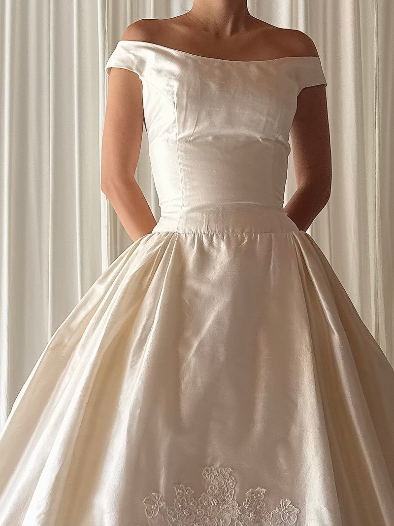 Vintage Portrait Collar Silk Lace Trim Gown - US 4