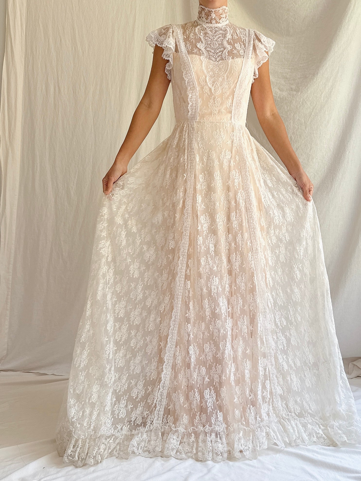 Vintage Lace High-Neck Gown - XS