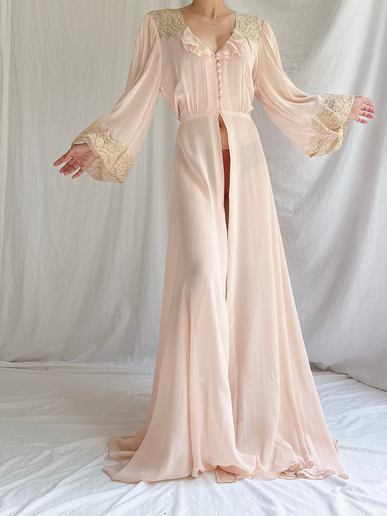 1940s Peach Chiffon Poet Sleeves Dressing Gown - S