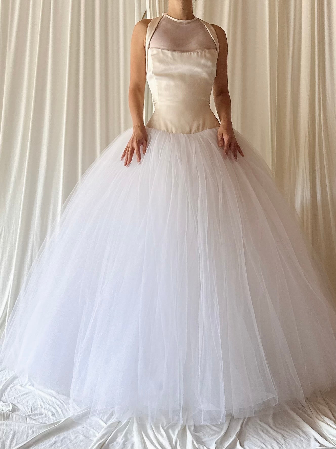1990s Vera Wang Silk and Tulle Gown - 34B/28W/59L
