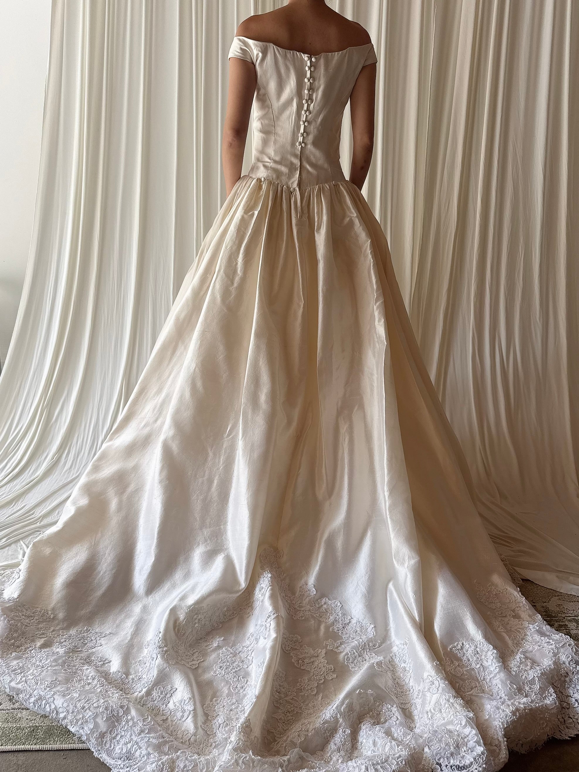 Vintage Portrait Collar Silk Lace Trim Gown - US 4