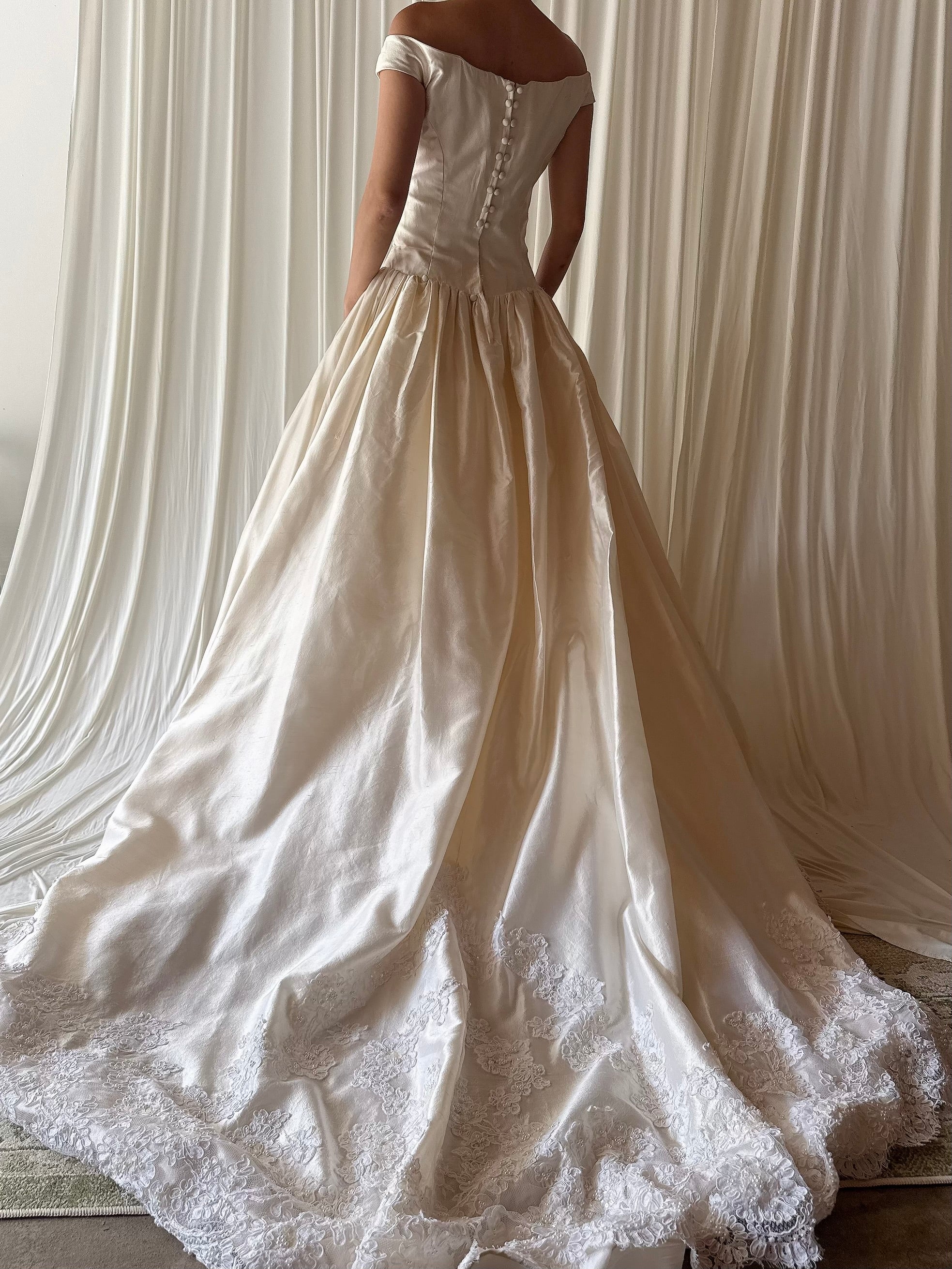 Vintage Portrait Collar Silk Lace Trim Gown - US 4