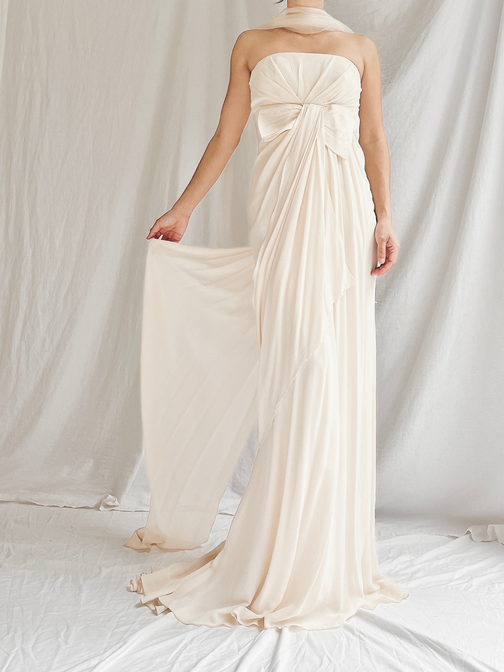 Vera Wang Strapless Silk Gown - XXS/0 | G O S S A M E R Vera Wang Strapless Silk Gown - XXS/0 | G O S S A M E R