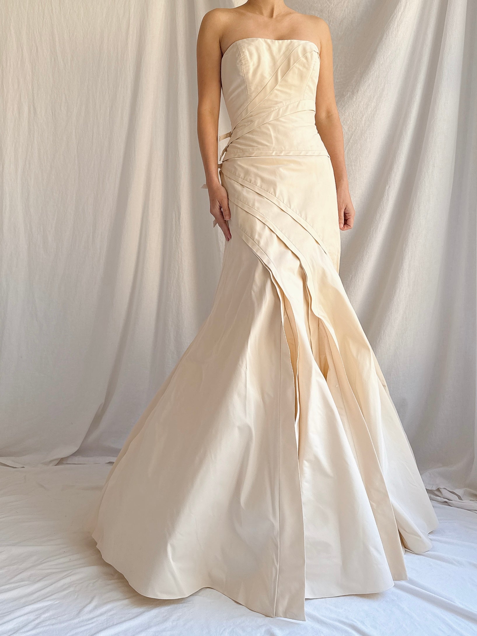 champagne silk vera wang dress Vera Wang Champagne coloured full length evening dress Beige Golden Cream Polyester Satin ref.1837030