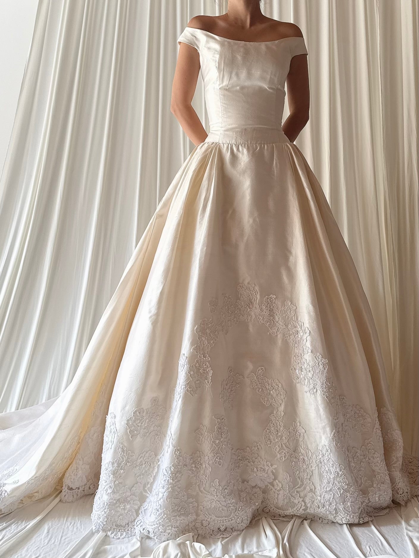 Vintage Portrait Collar Silk Lace Trim Gown - US 4
