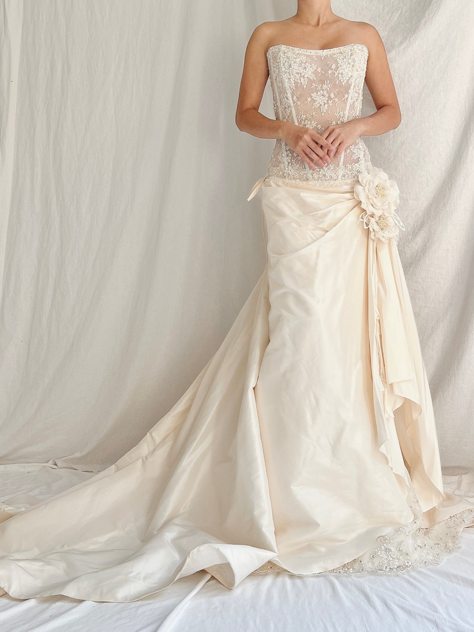 1990s Saison Blanche Couture Silk and French Lace Gown - M/8/10