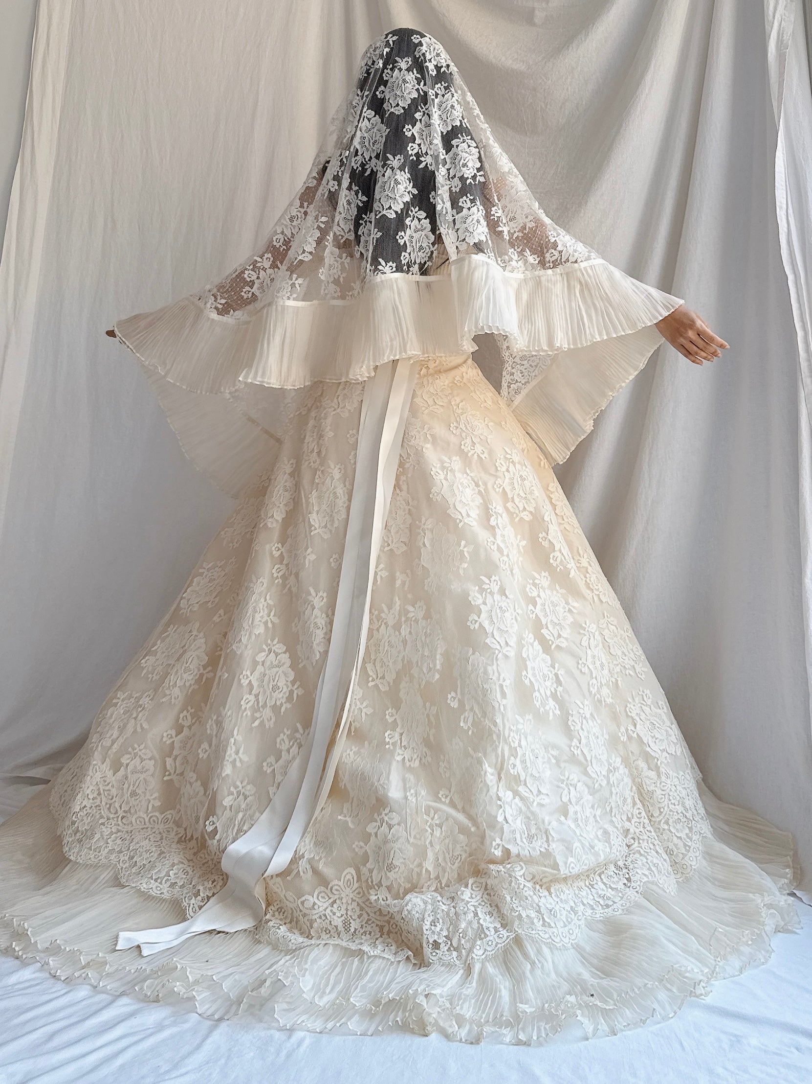 Vintage Rare Cailan’D Couture Italy Silk Lace Gown with Veil - IT 44/M