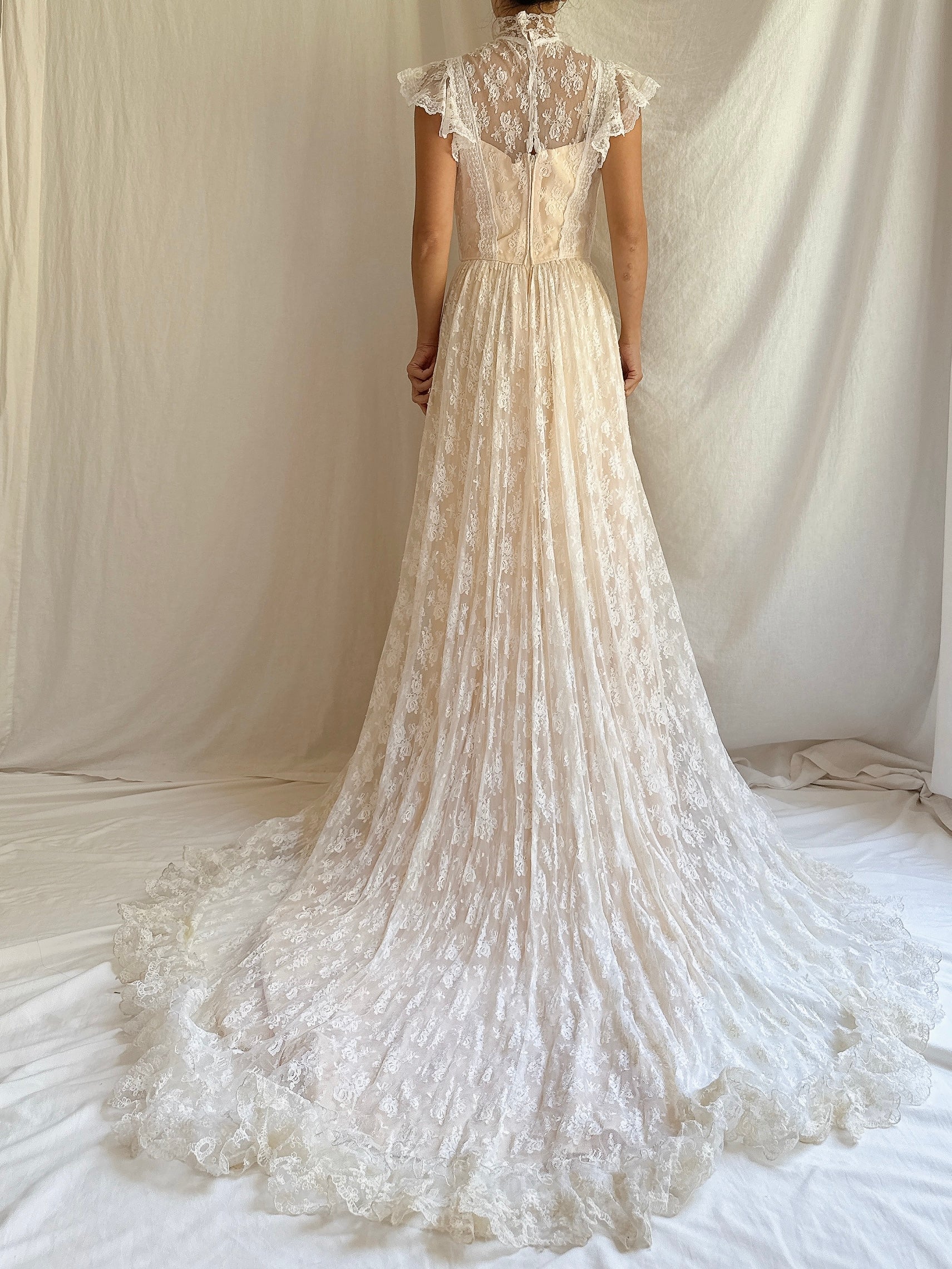 Vintage Lace High-Neck Gown - XS