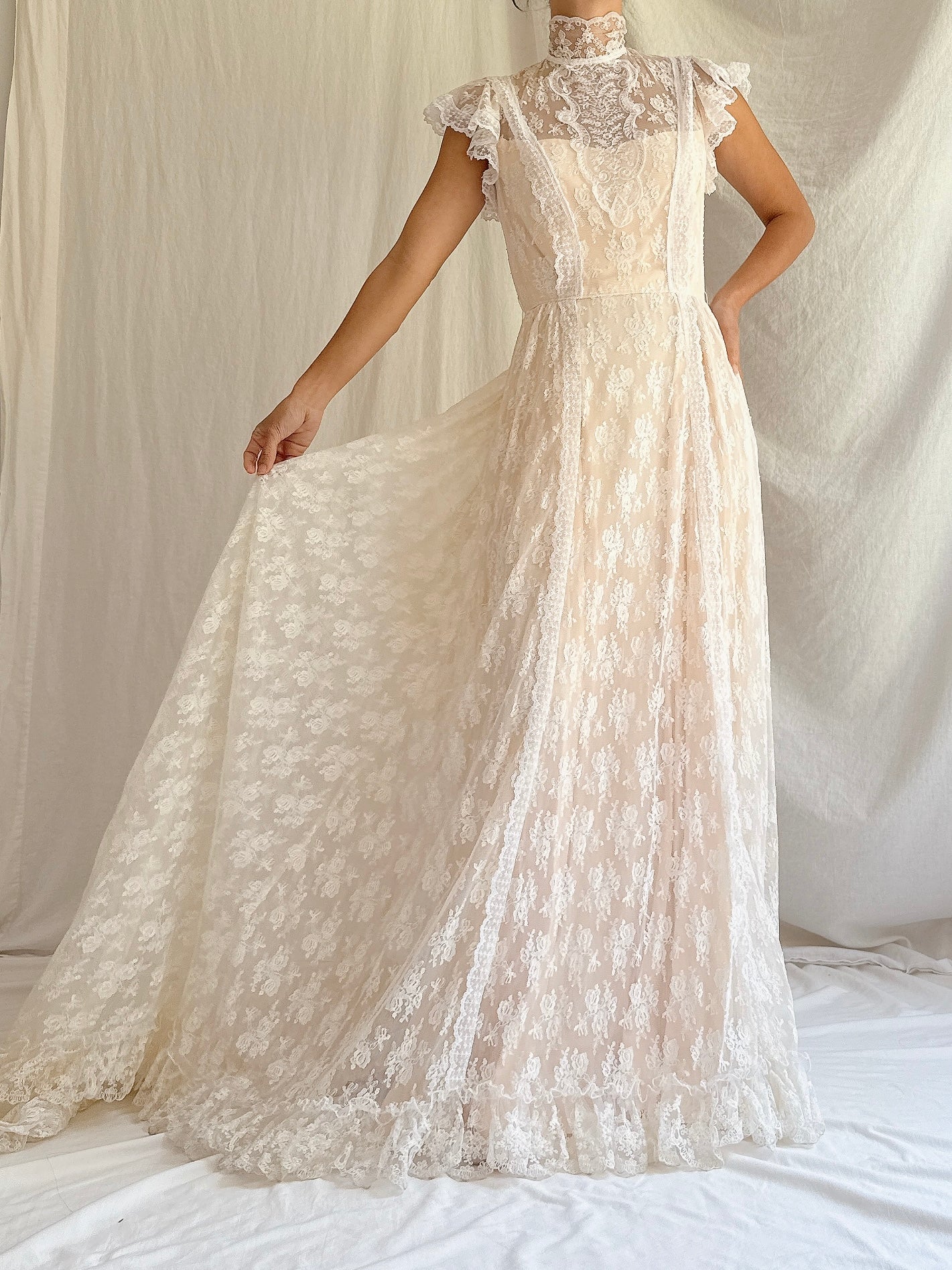 Vintage Lace High-Neck Gown - XS