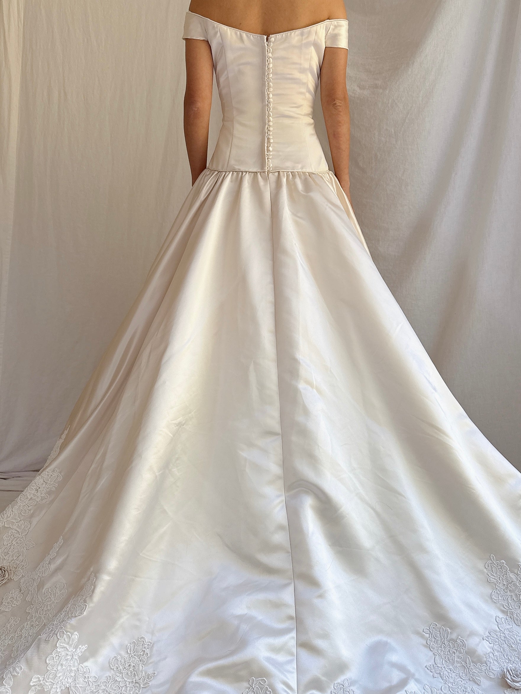 1990s Satin and Lace Off-the-Shoulder Gown - M/6