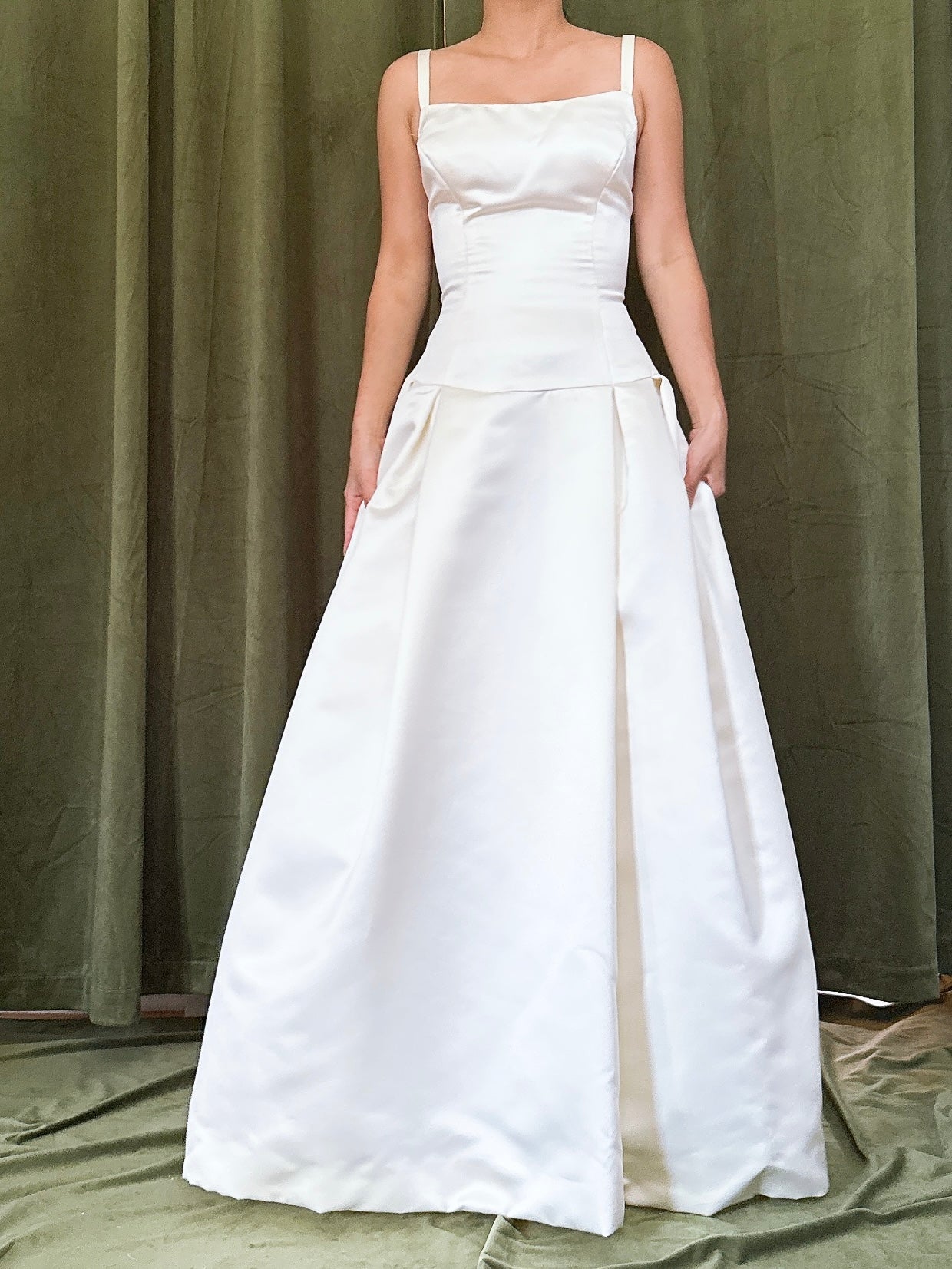1990s Vera Wang Satin Dress - 32B/25W/55L