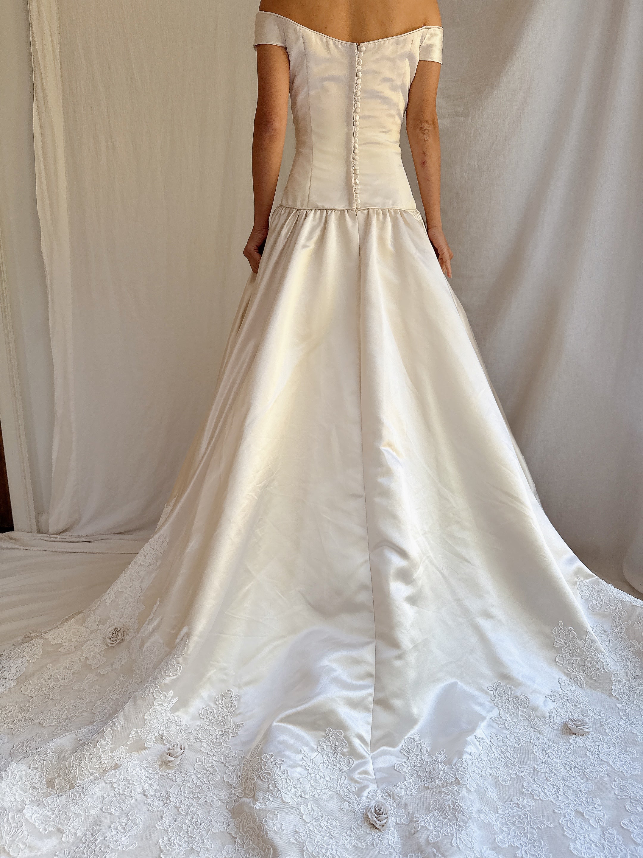 1990s Satin and Lace Off-the-Shoulder Gown - M/6