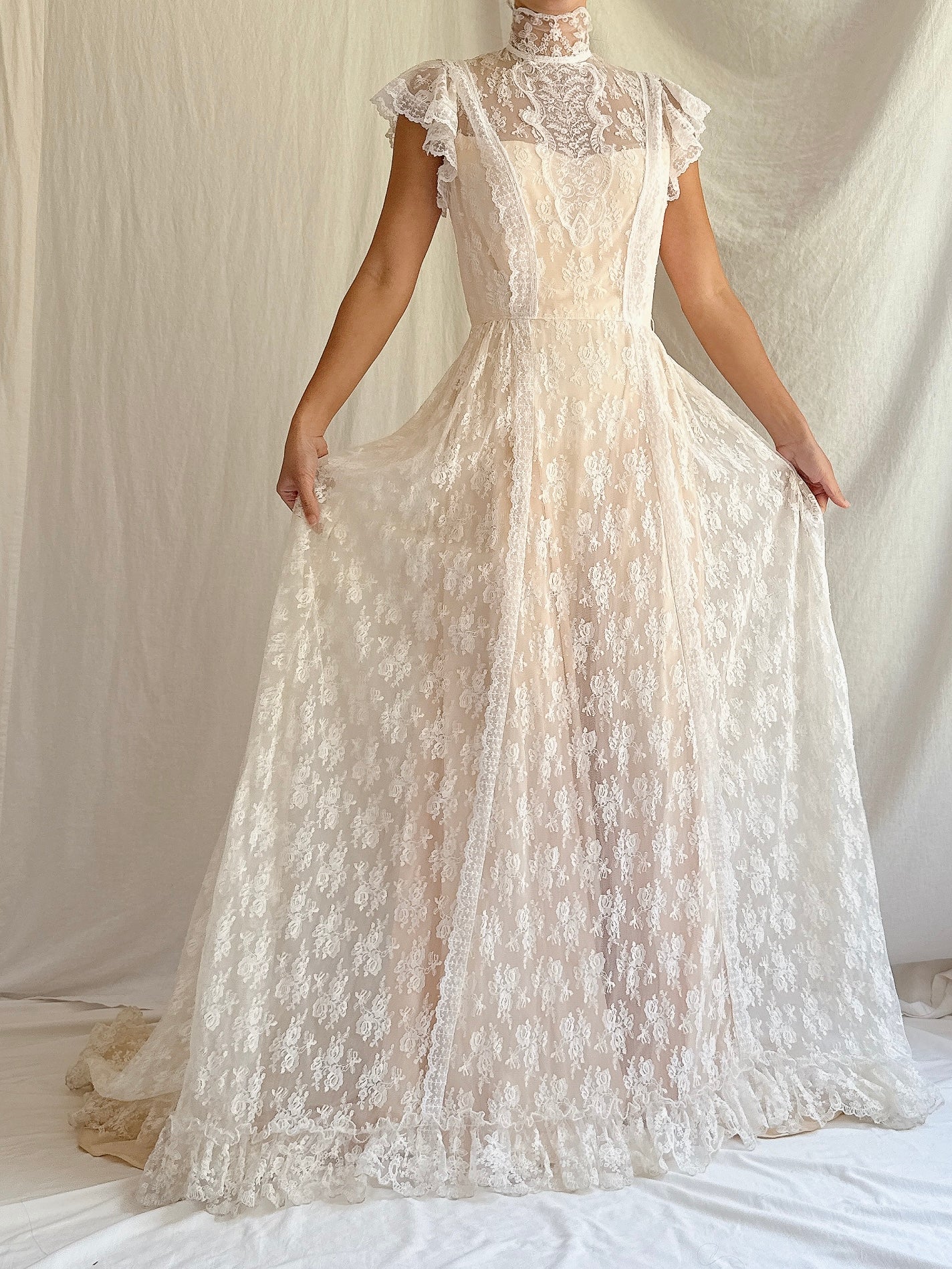 Vintage Lace High-Neck Gown - XS