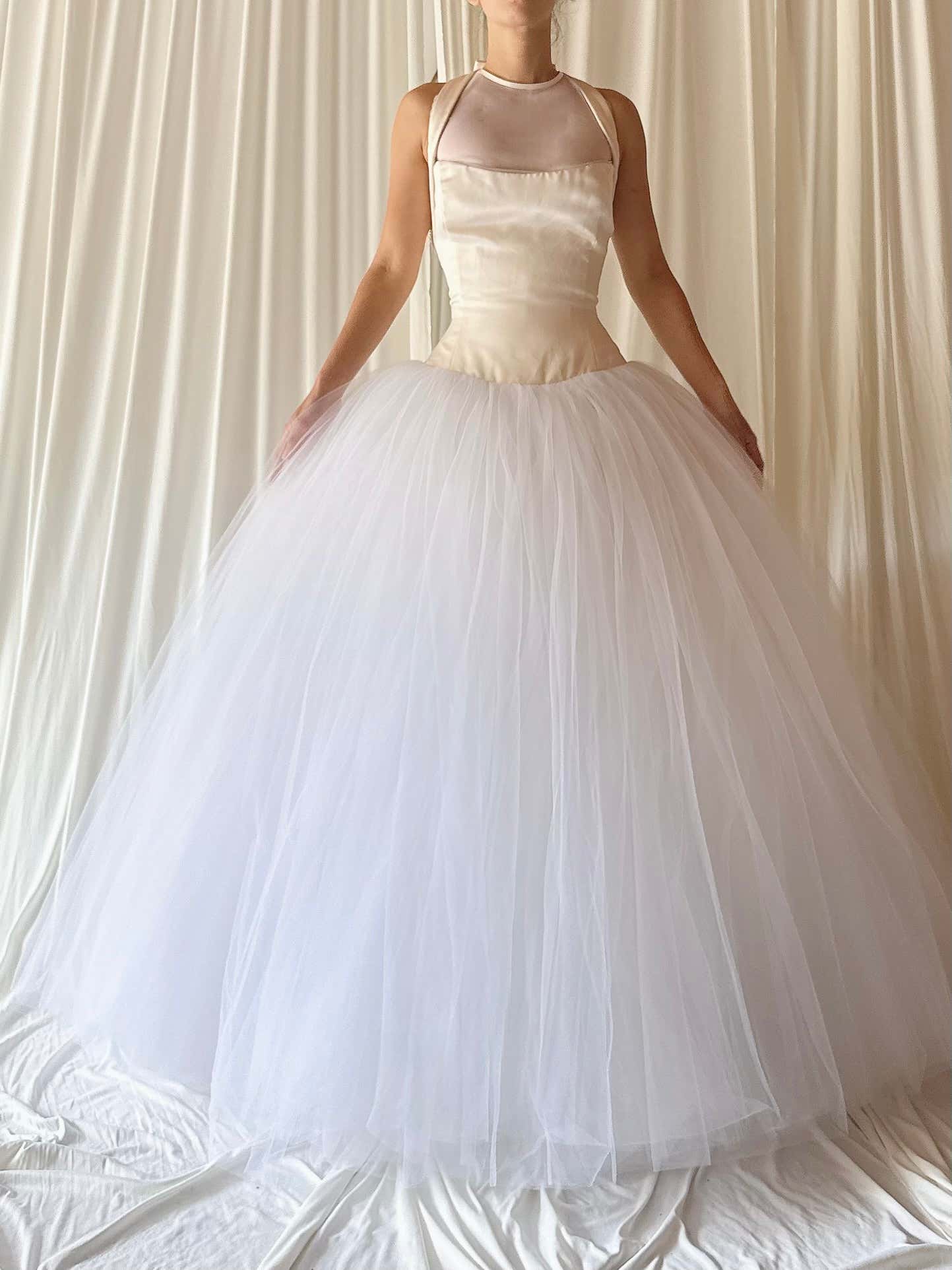 1990s Vera Wang Silk and Tulle Gown - 34B/28W/59L