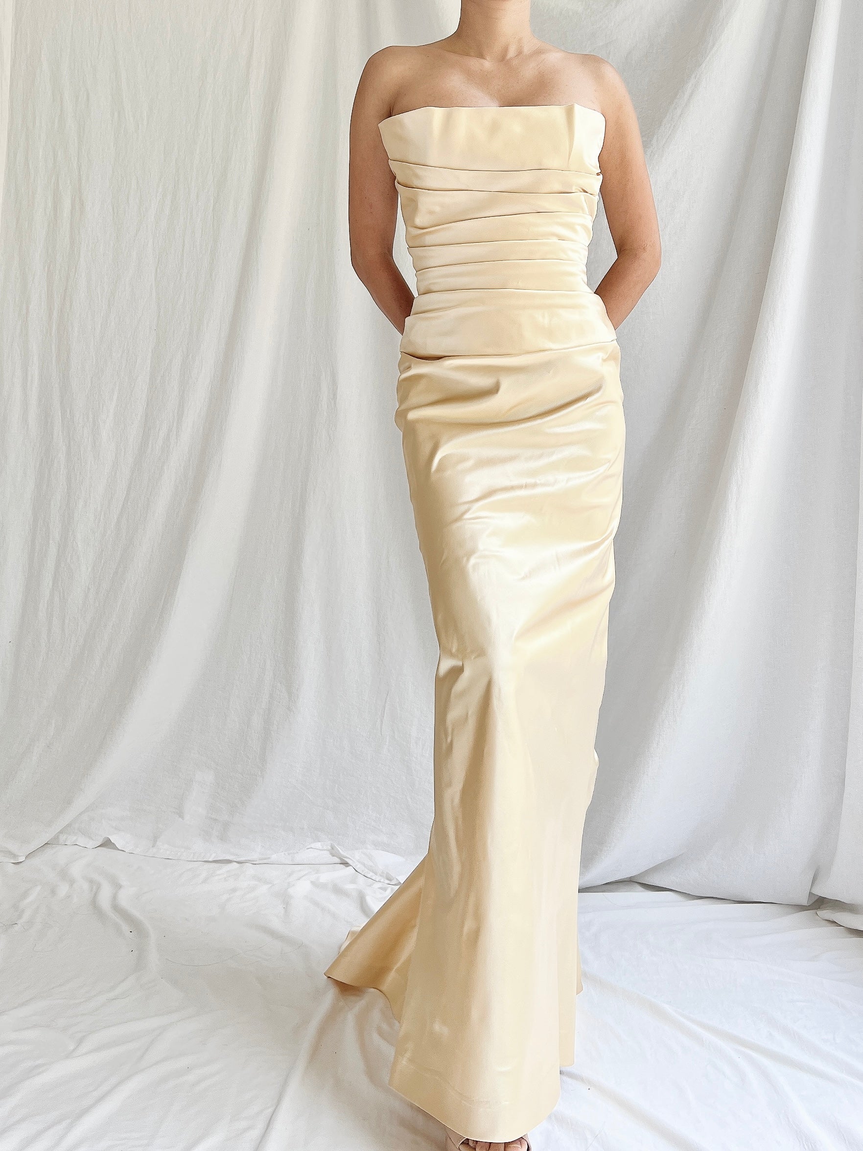 Reserved Vera Wang Champagne Silk Gown - M/6/8 RESERVED | G O S S A M E R Reserved Vera Wang Champagne Silk Gown - M/6/8 RESERVED | G O S S A M E R