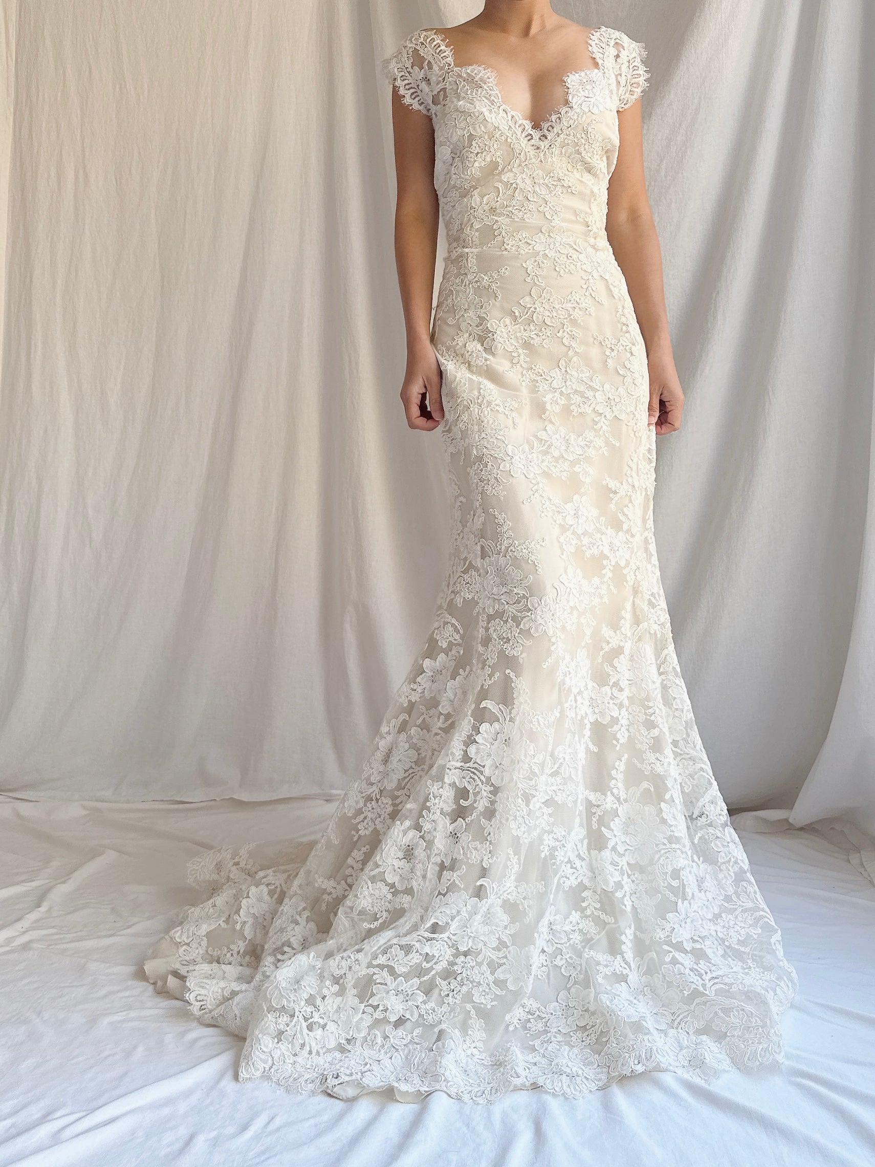 00 Monique Llhuilier Lace and Silk Gown - M/8