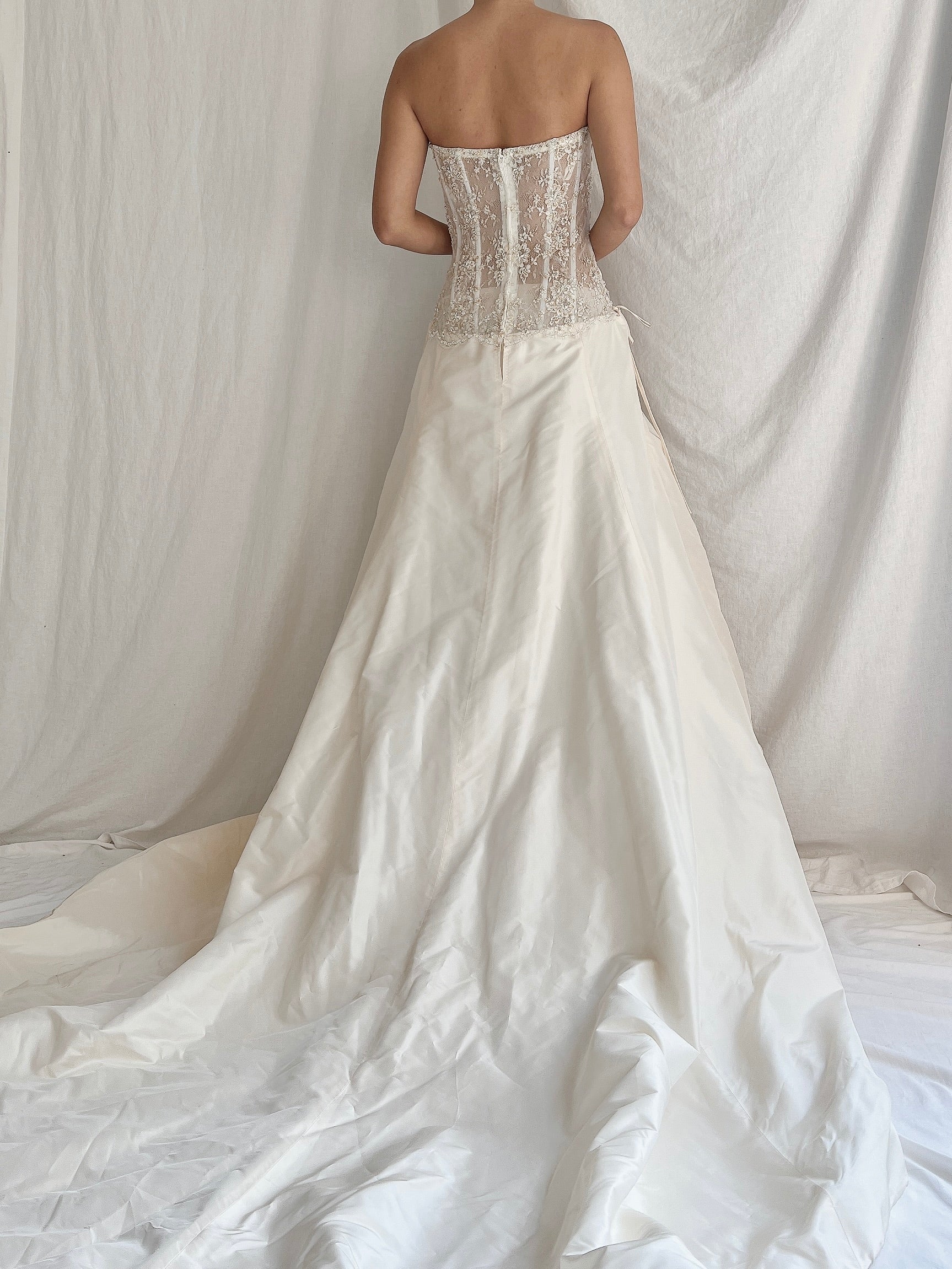 1990s Saison Blanche Couture Silk and French Lace Gown - M/8/10