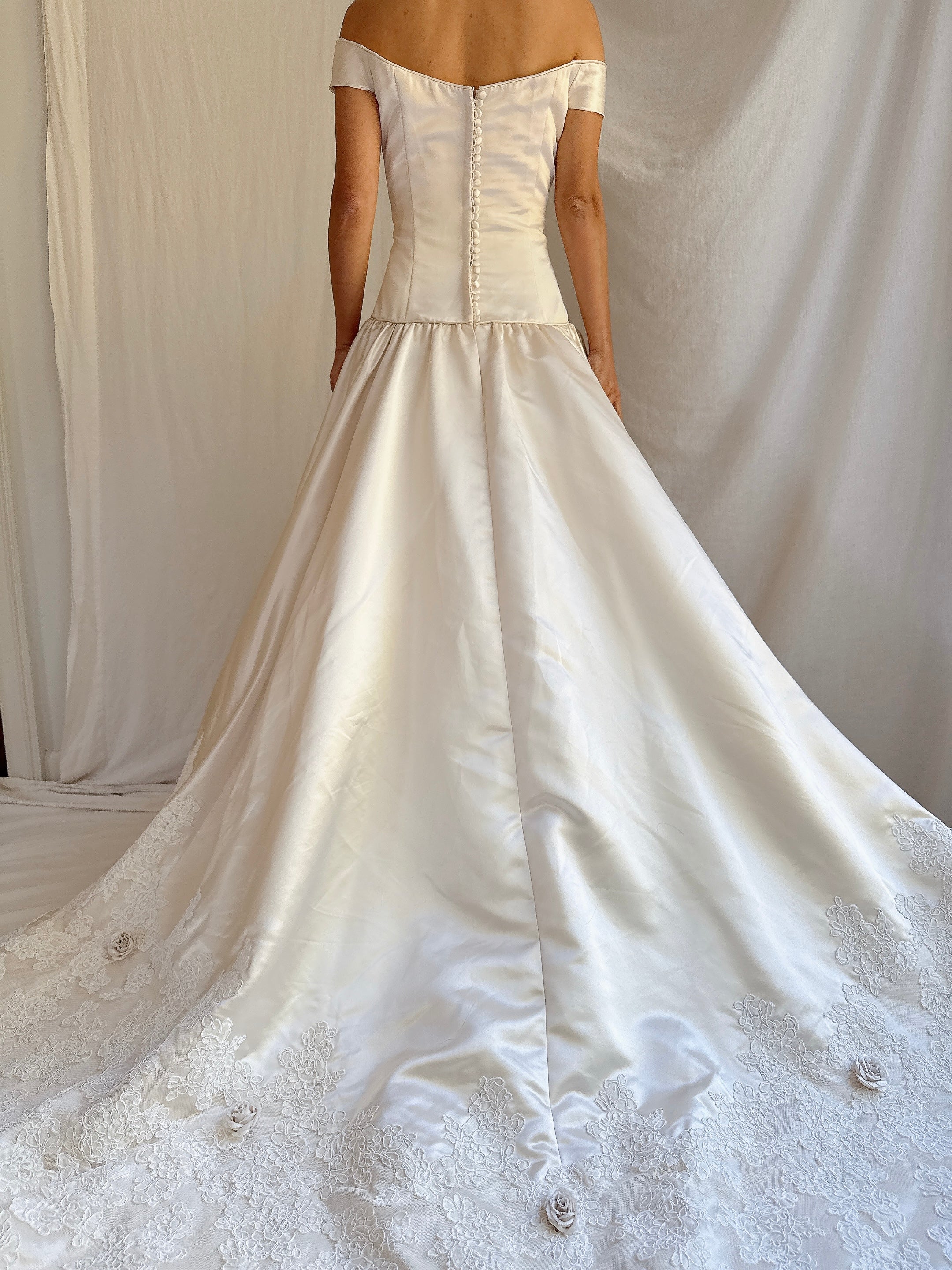 1990s Satin and Lace Off-the-Shoulder Gown - M/6