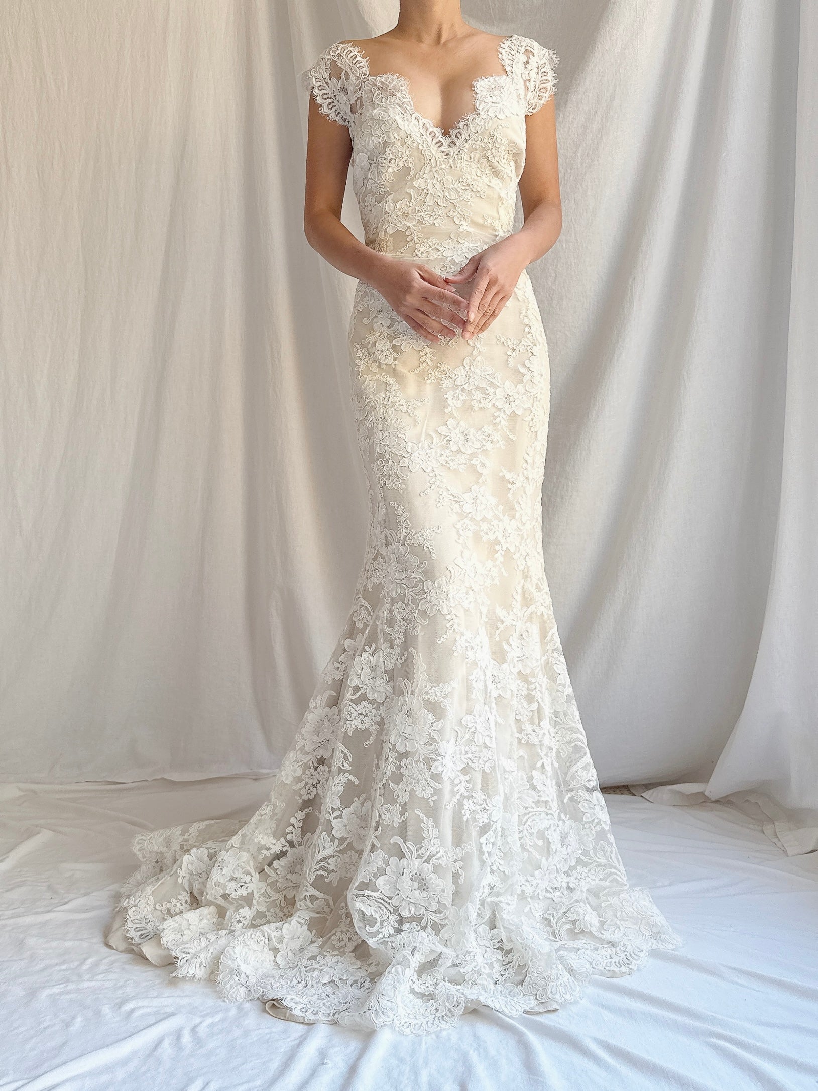 00 Monique Llhuilier Lace and Silk Gown - M/8