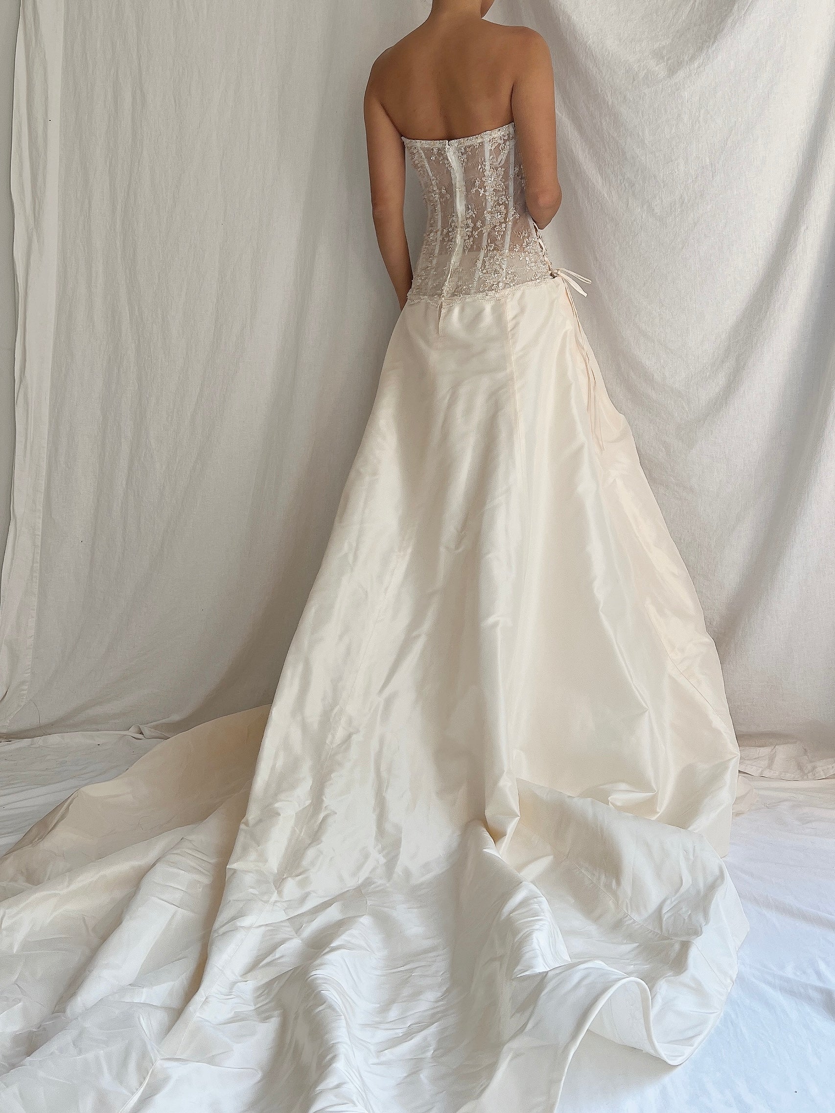 1990s Saison Blanche Couture Silk and French Lace Gown - M/8/10