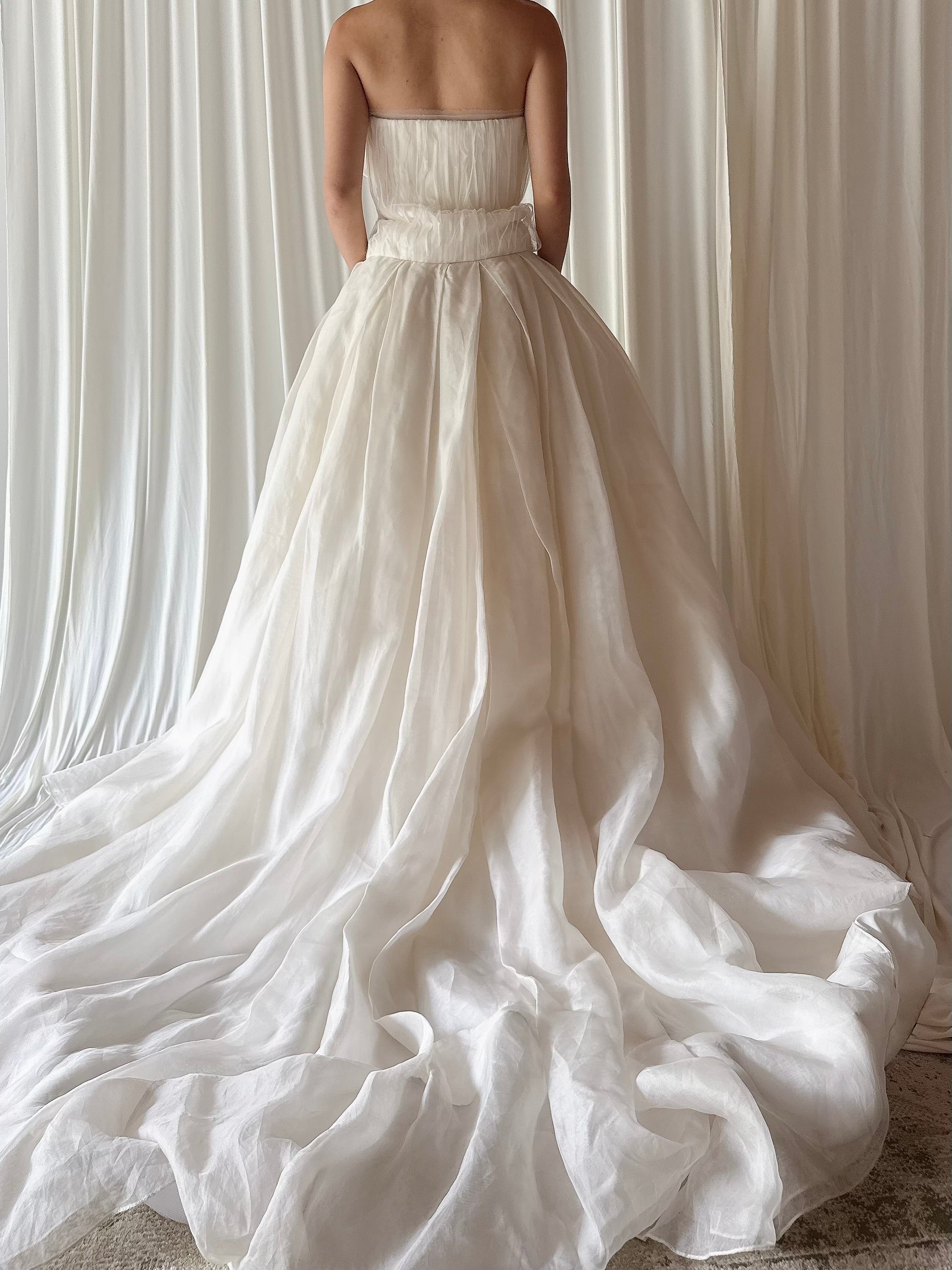 00 Vera Wang Silk Organza Gown - XS