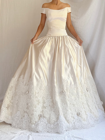 1990s Satin and Lace Off-the-Shoulder Gown - M/6