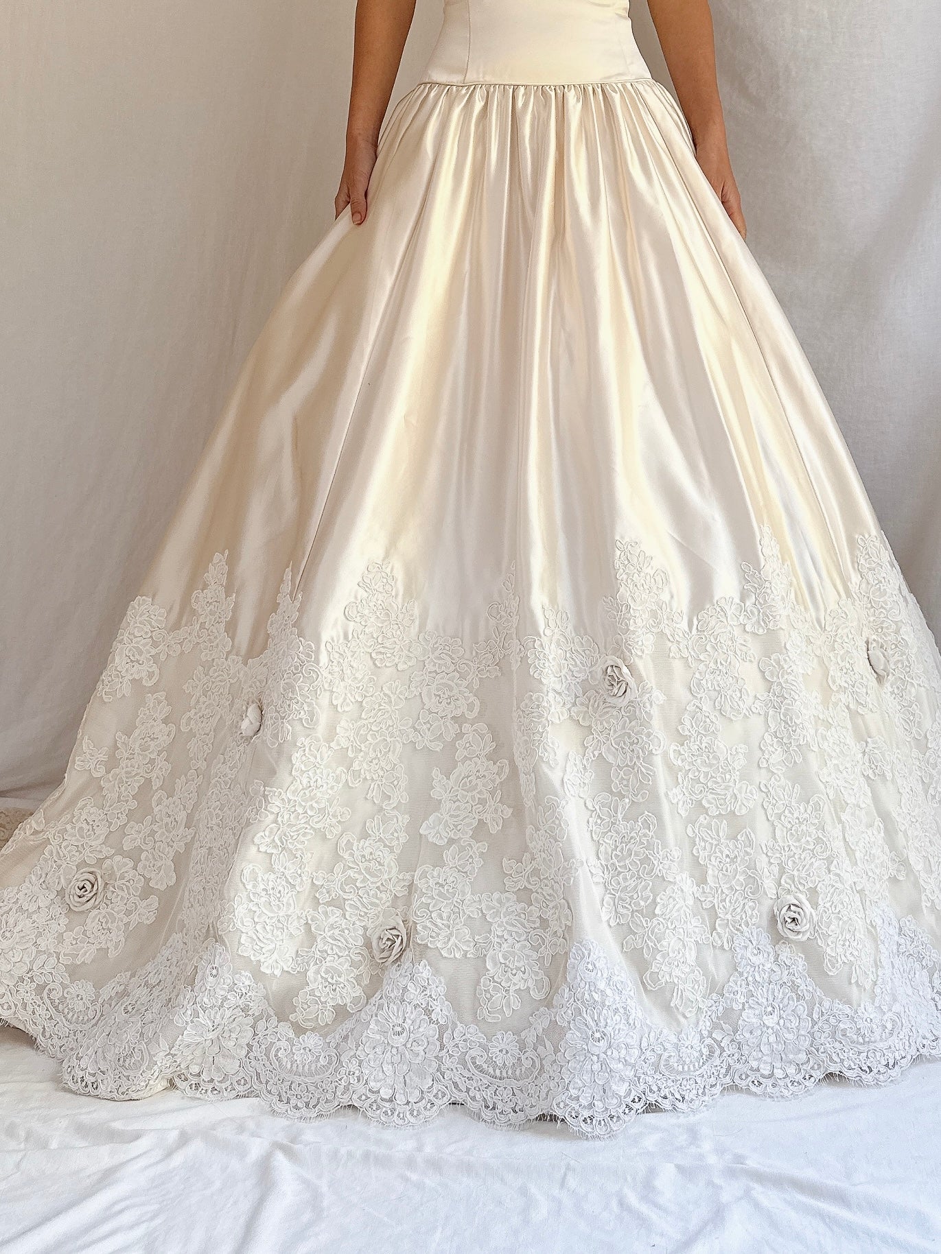 1990s Satin and Lace Off-the-Shoulder Gown - M/6