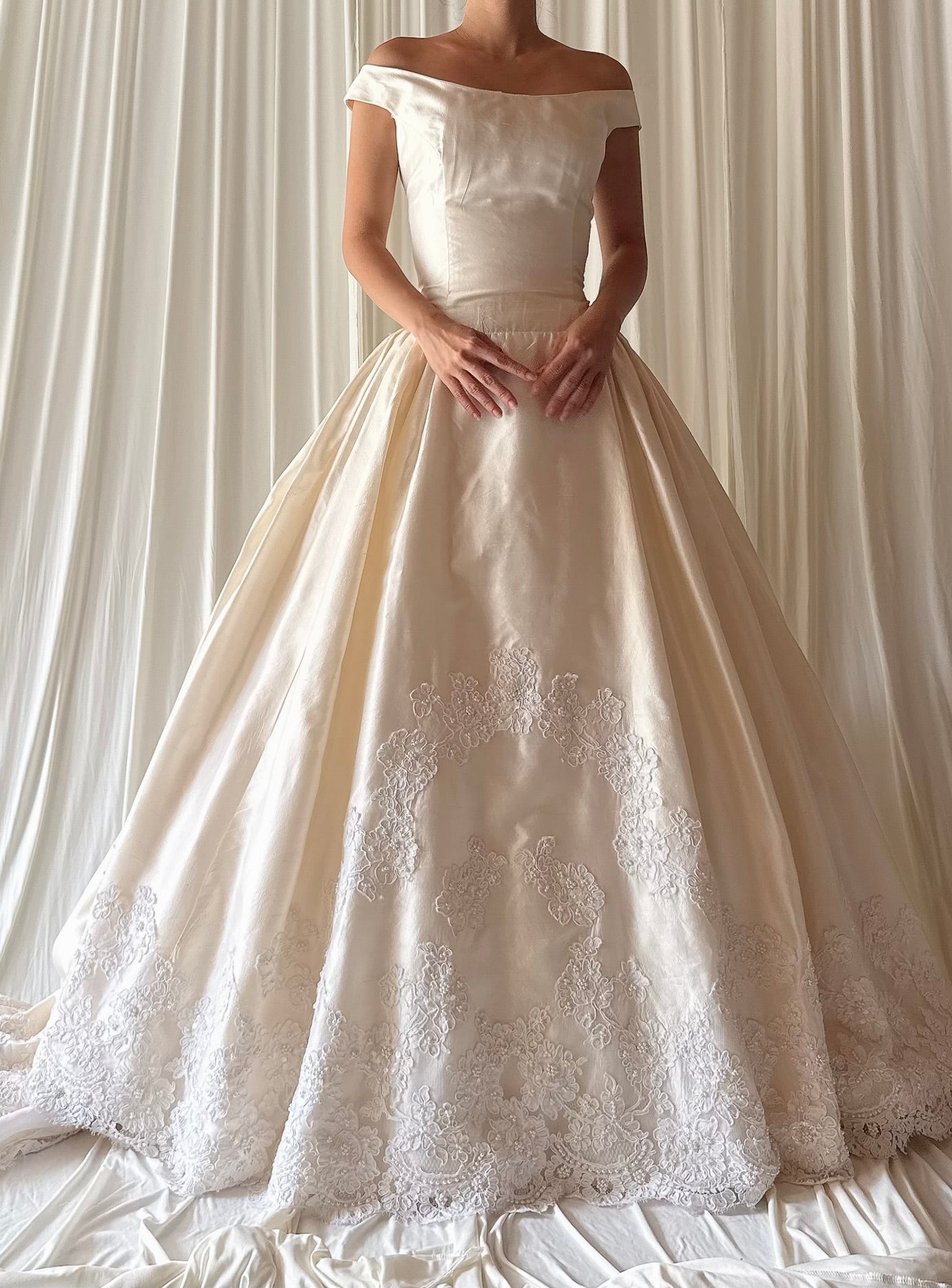 Vintage Portrait Collar Silk Lace Trim Gown - US 4