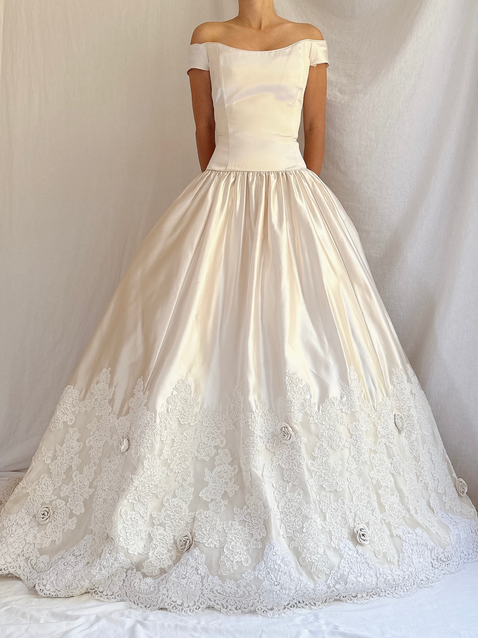 1990s Satin and Lace Off-the-Shoulder Gown - M/6