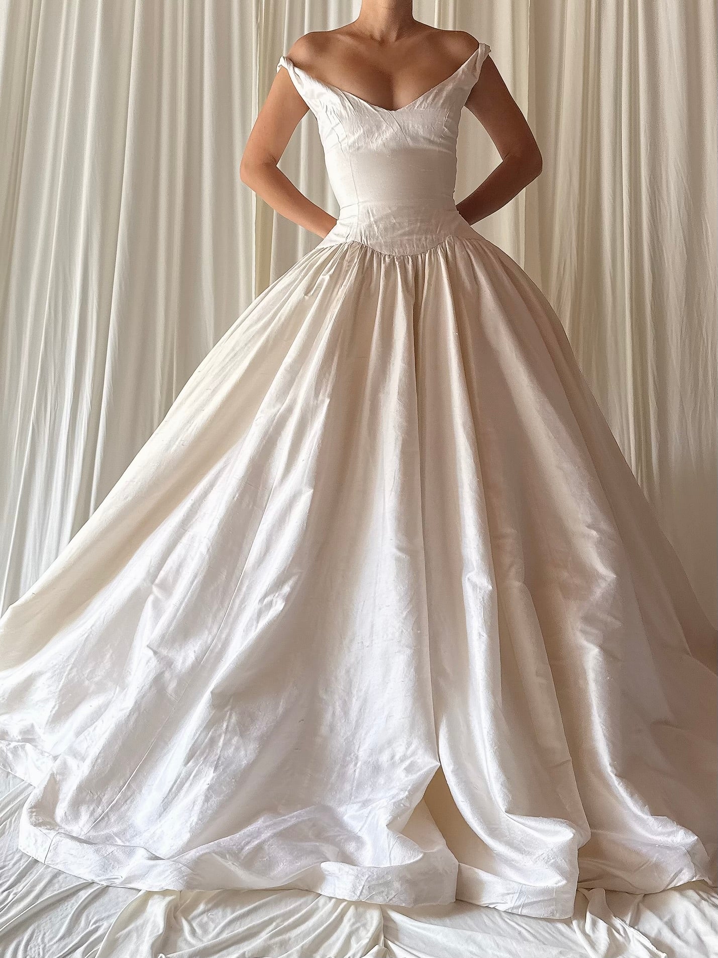 Vintage Silk Plunging Scoop Neck Gown - US 4/6