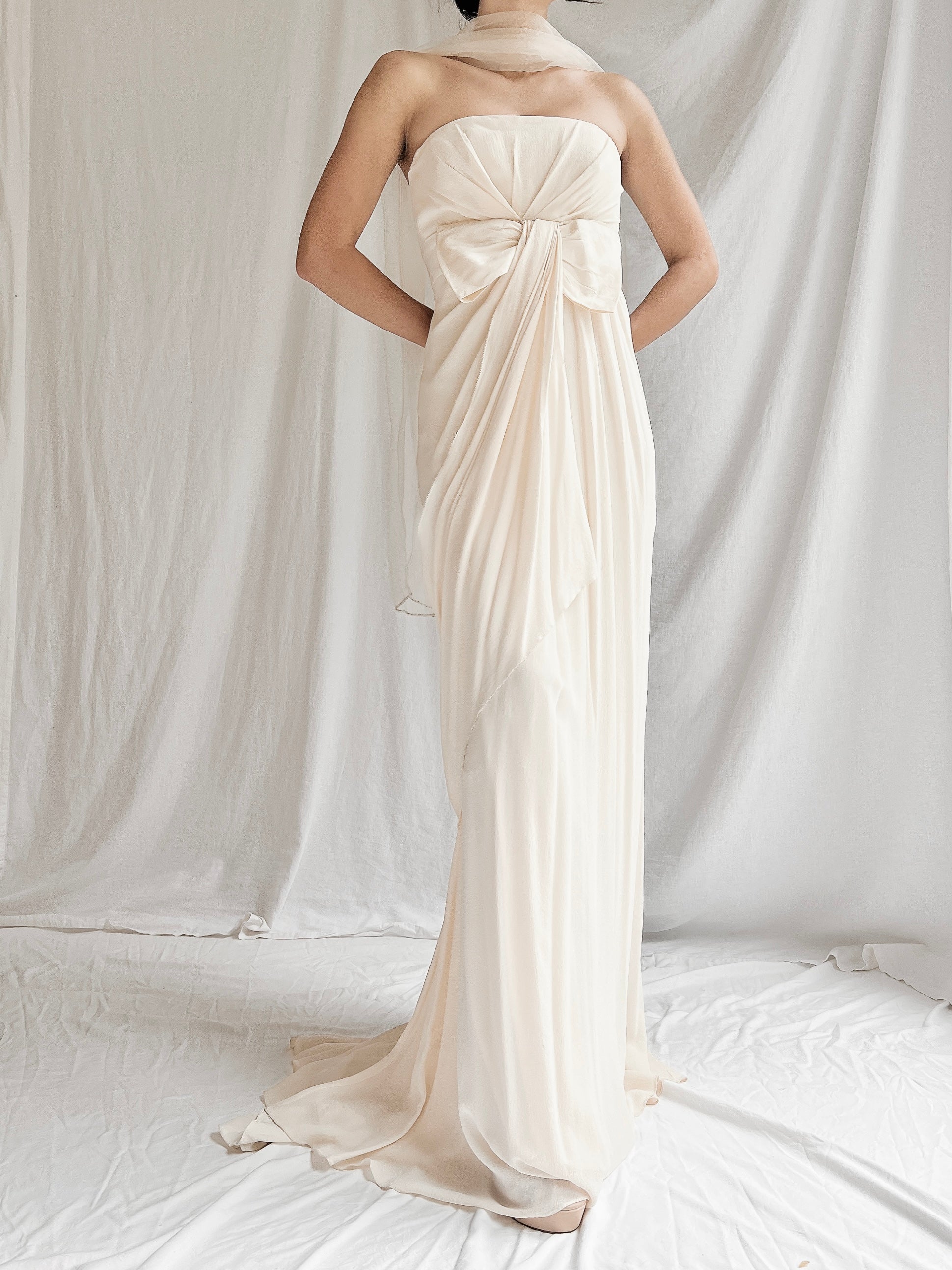 Vera Wang Strapless Silk Gown - XXS/0 | G O S S A M E R Vera Wang Strapless Silk Gown - XXS/0 | G O S S A M E R