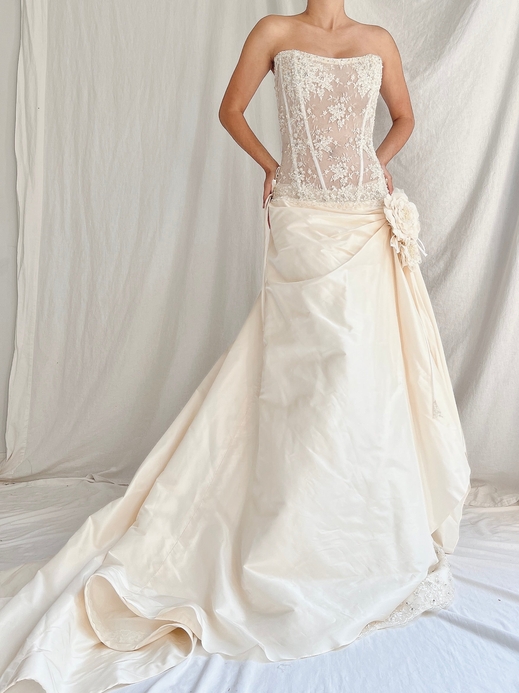 1990s Saison Blanche Couture Silk and French Lace Gown - M/8/10