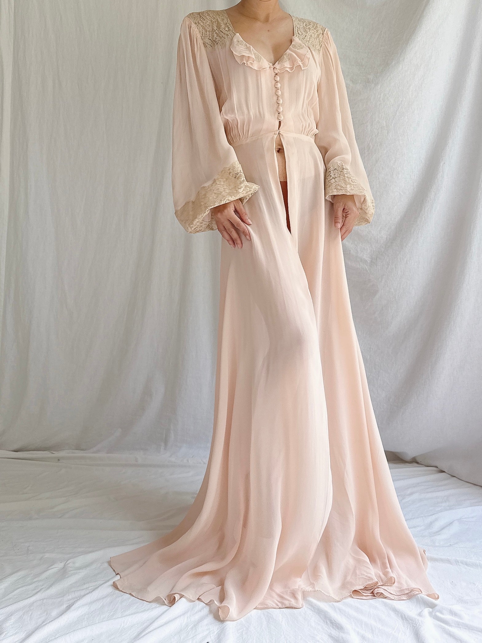 1940s Peach Chiffon Poet Sleeves Dressing Gown - S