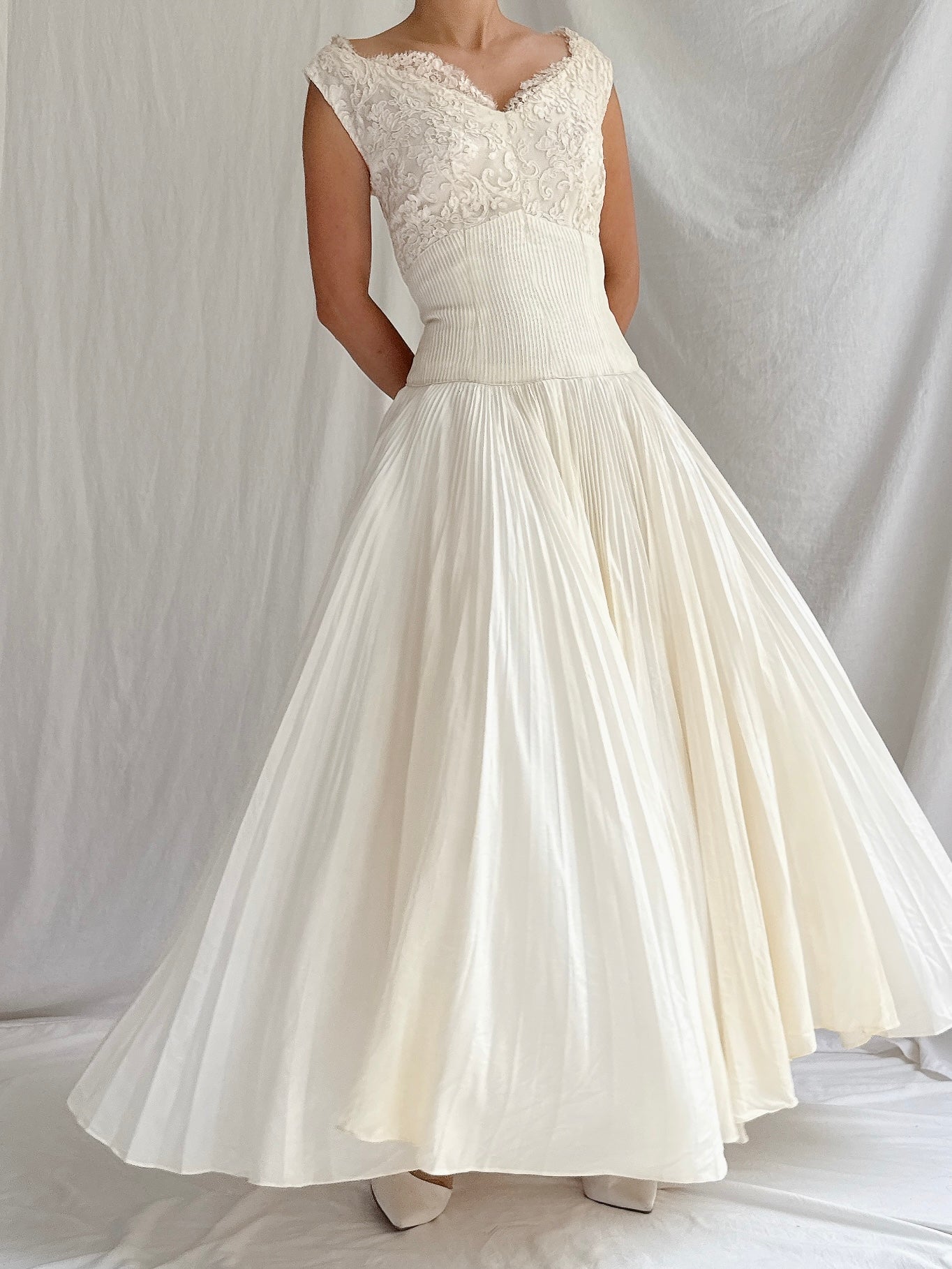 1950s Pleated Taffeta and Lace Dress - XS