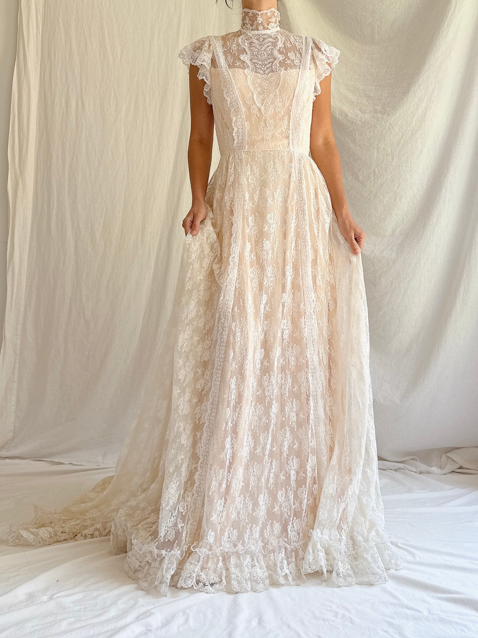 Vintage Lace High-Neck Gown - XS