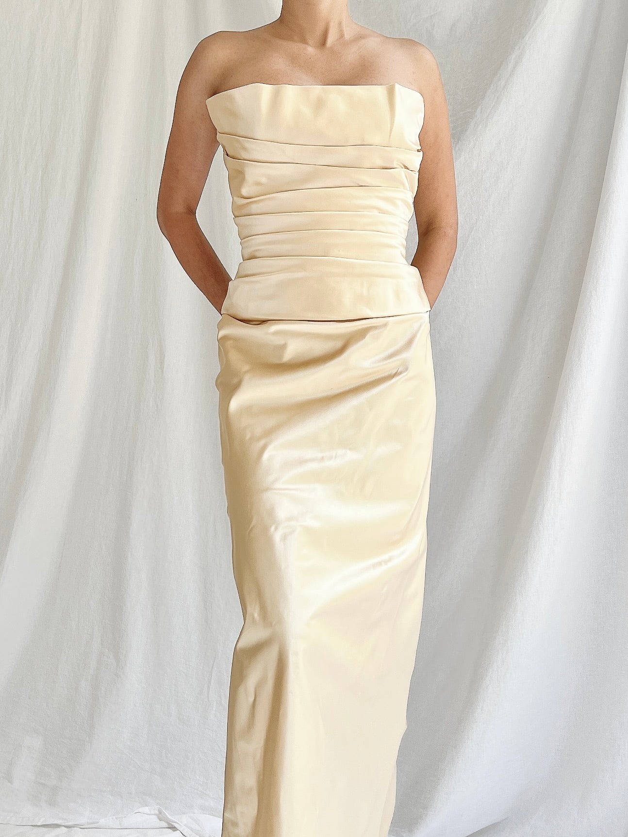 Reserved Vera Wang Champagne Silk Gown - M/6/8 RESERVED | G O S S A M E R Reserved Vera Wang Champagne Silk Gown - M/6/8 RESERVED | G O S S A M E R