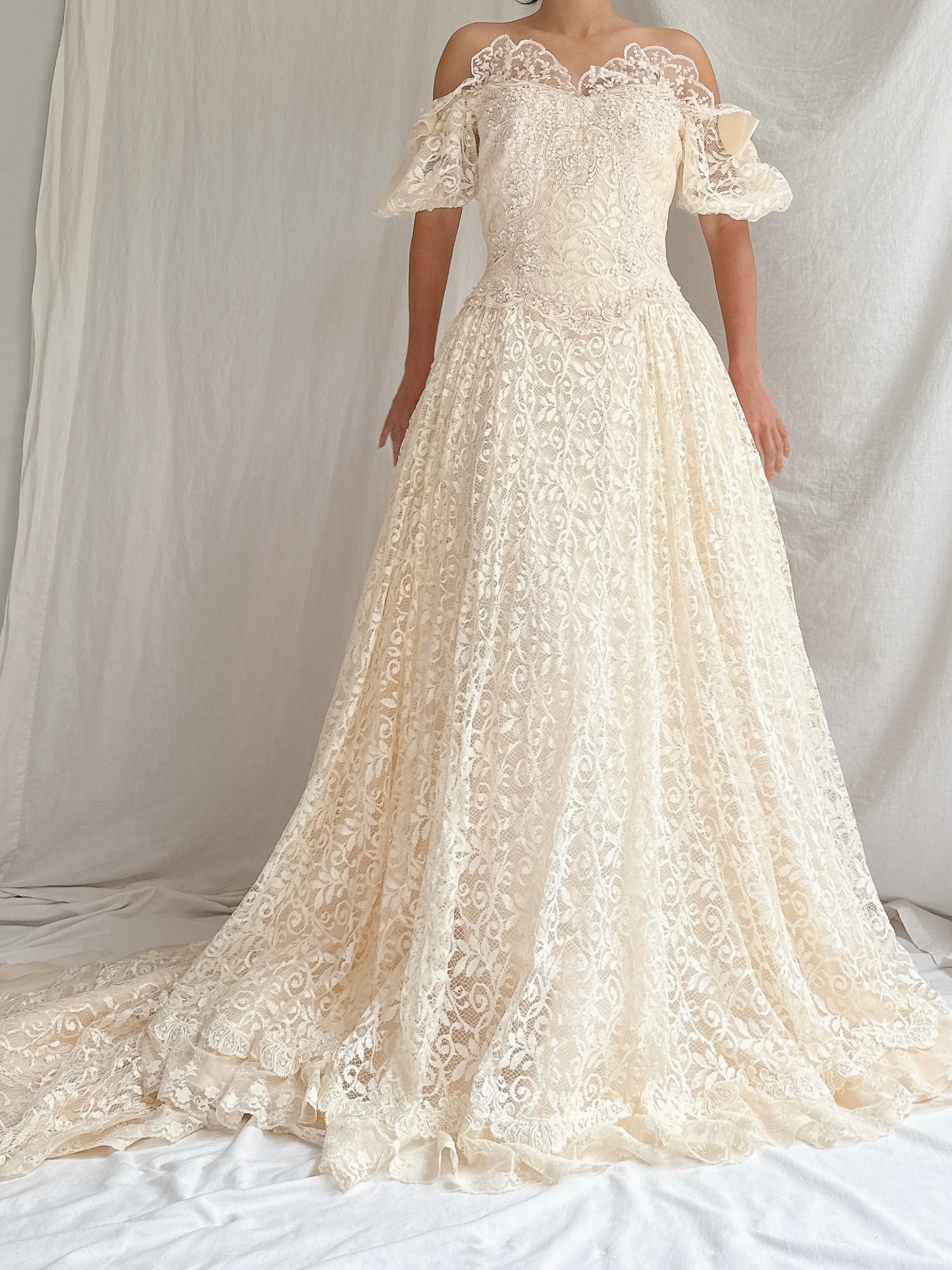 1980s Off-the-Shoulder Lace Gown - S