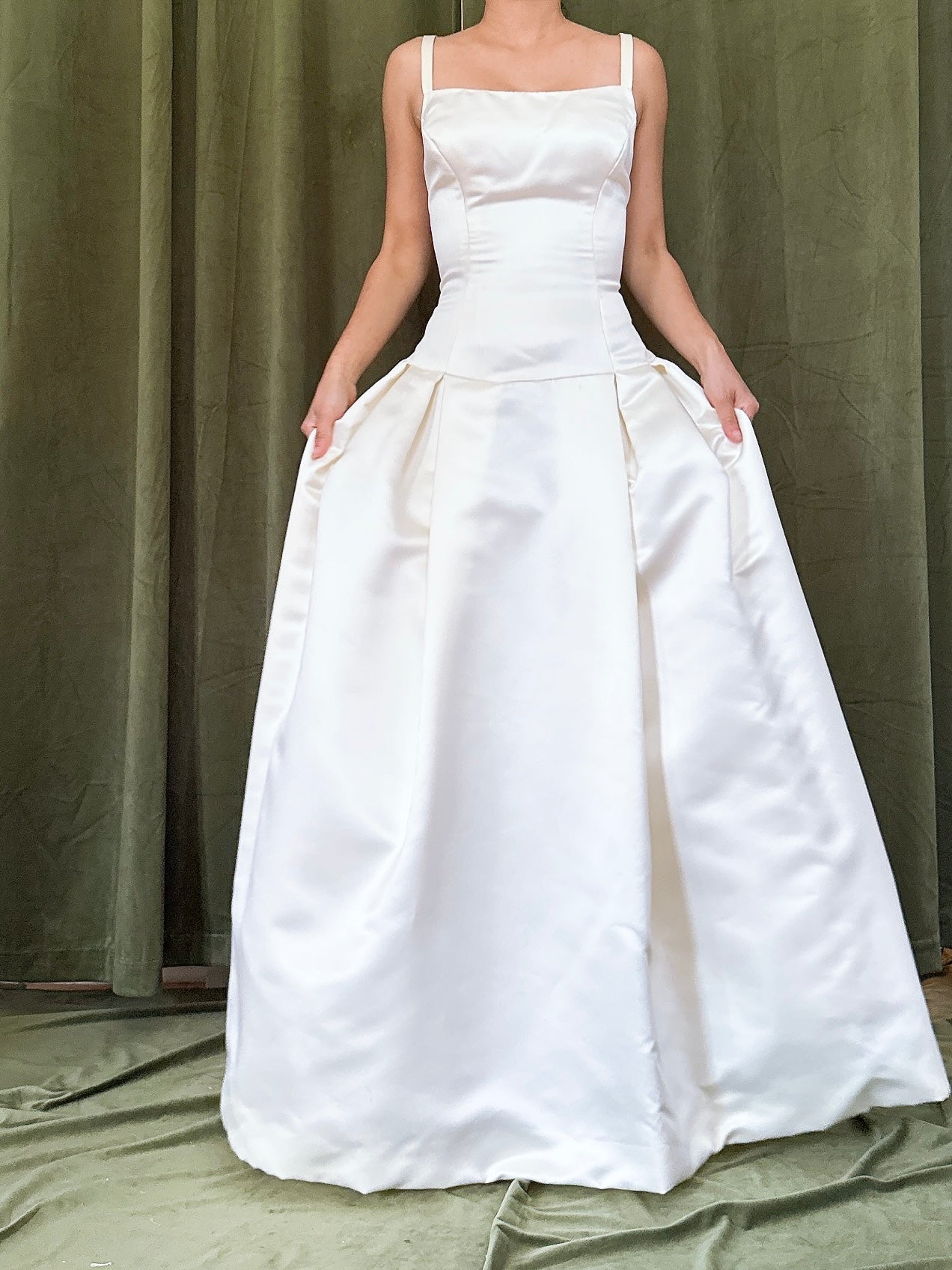 1990s Vera Wang Satin Dress - 32B/25W/55L