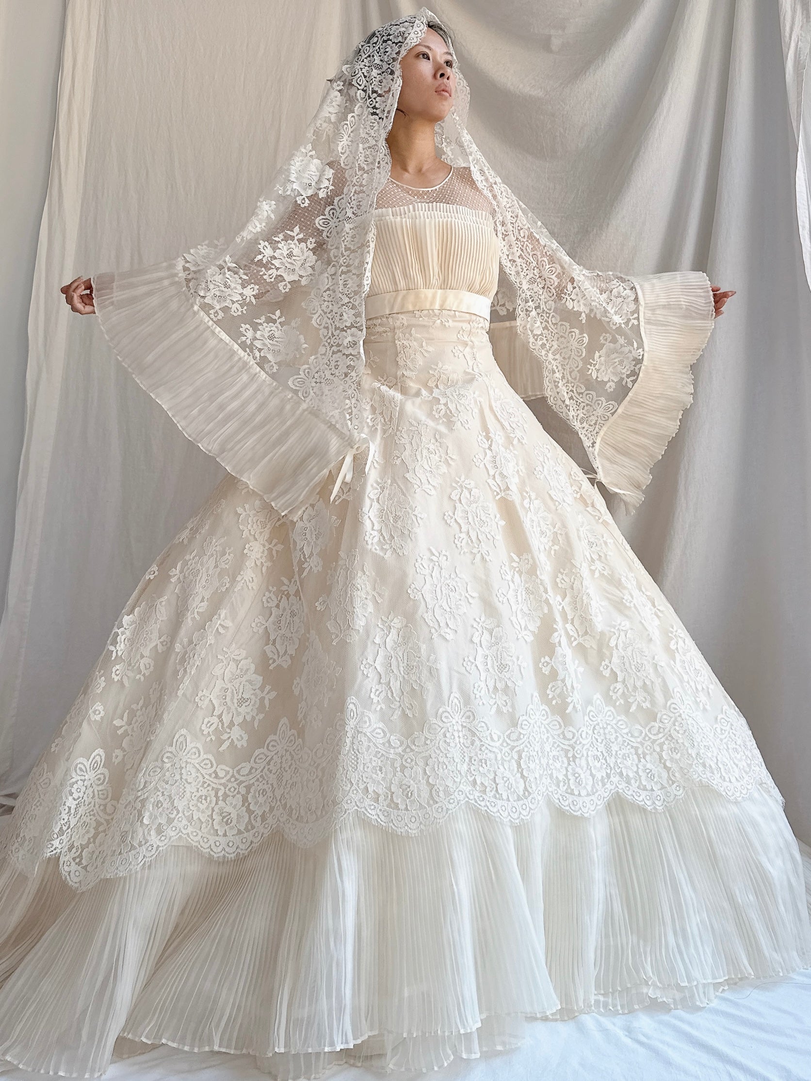 Vintage Rare Cailan’D Couture Italy Silk Lace Gown with Veil - IT 44/M