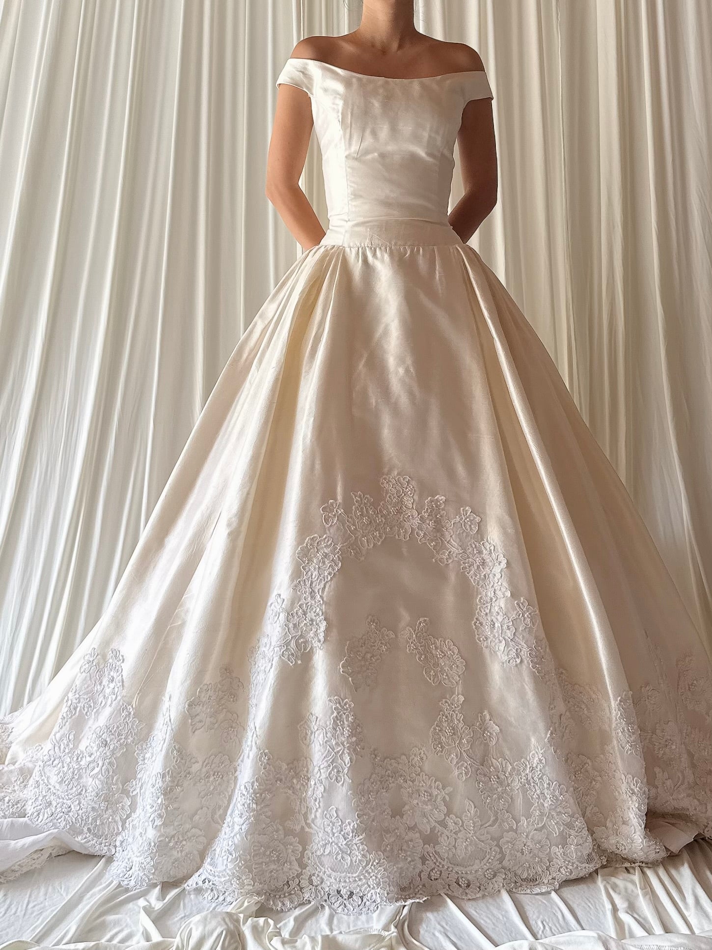 Vintage Portrait Collar Silk Lace Trim Gown - US 4
