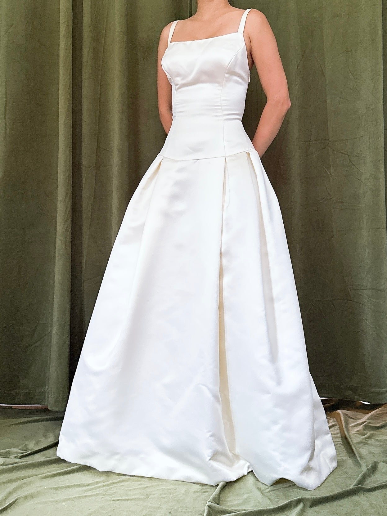 1990s Vera Wang Satin Dress - 32B/25W/55L