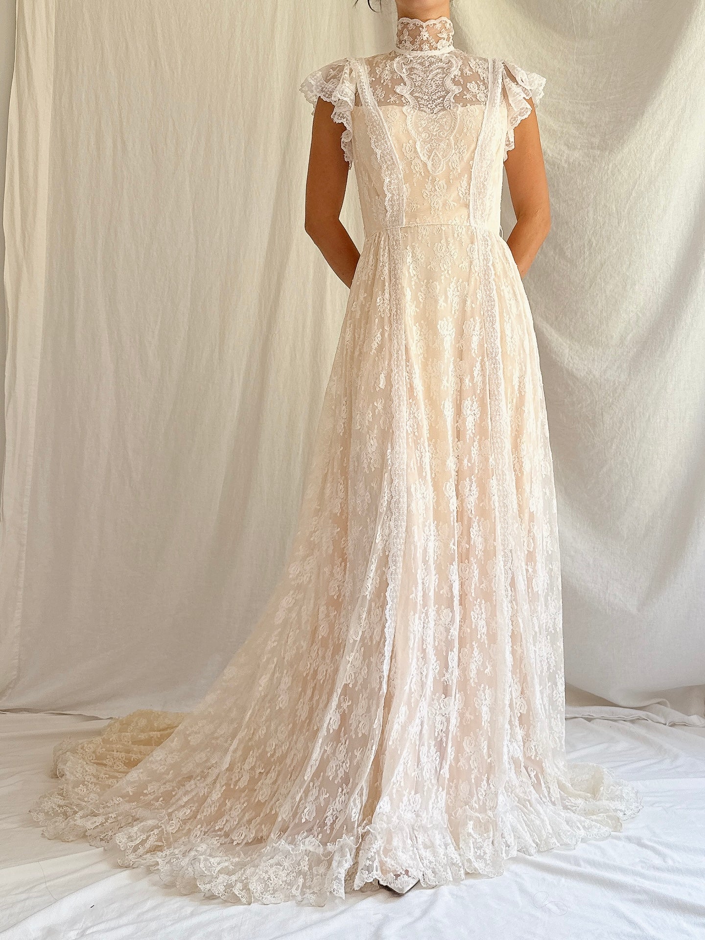 Vintage Lace High-Neck Gown - XS