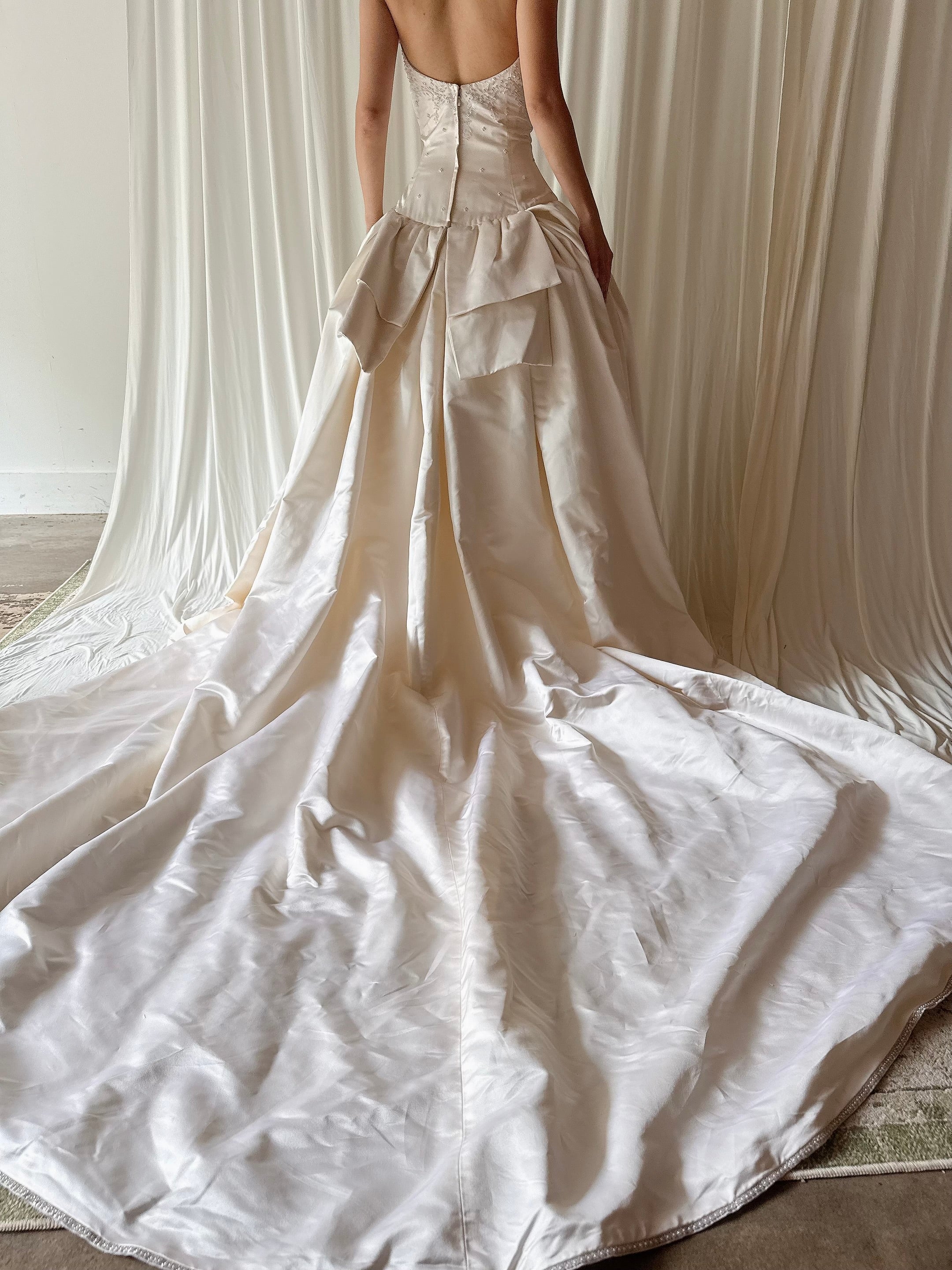 Vintage Eve of Milady Off-White Silk Gown - L/10