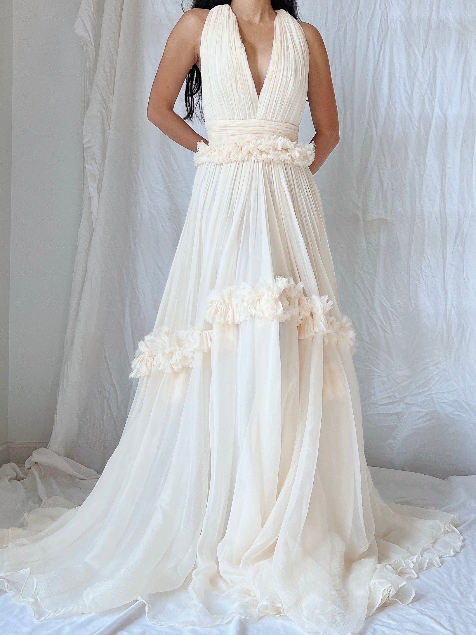 maria lucia hohan white dress The delicate HANNAH dress #marialuciahohan #bridal2023 #bridal #fyp TikTok Adjustable back allowing to fit one size up or down Strapless design Padded cups Concealed zipper closure on the skirt French sizing The model is 178 cm tall and is wearing a size FR 34 Check size chart for your own size DRY Maria Lucia Hohan Square Neckline