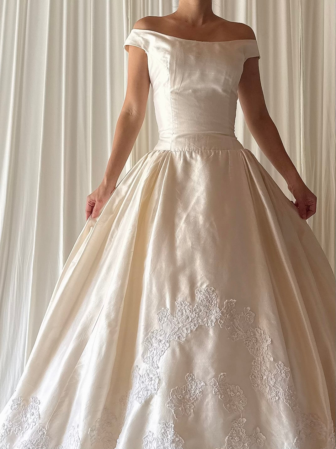 Vintage Portrait Collar Silk Lace Trim Gown - US 4