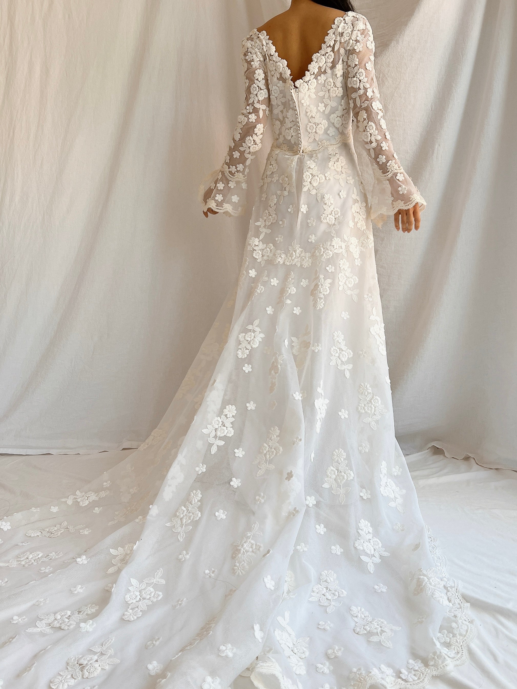 1960s Long Sleeves Floral Appliqu Gown with Veil - S | G O S S A M E R 1960s Long Sleeves Floral Appliqu Gown with Veil - S | G O S S A M E R