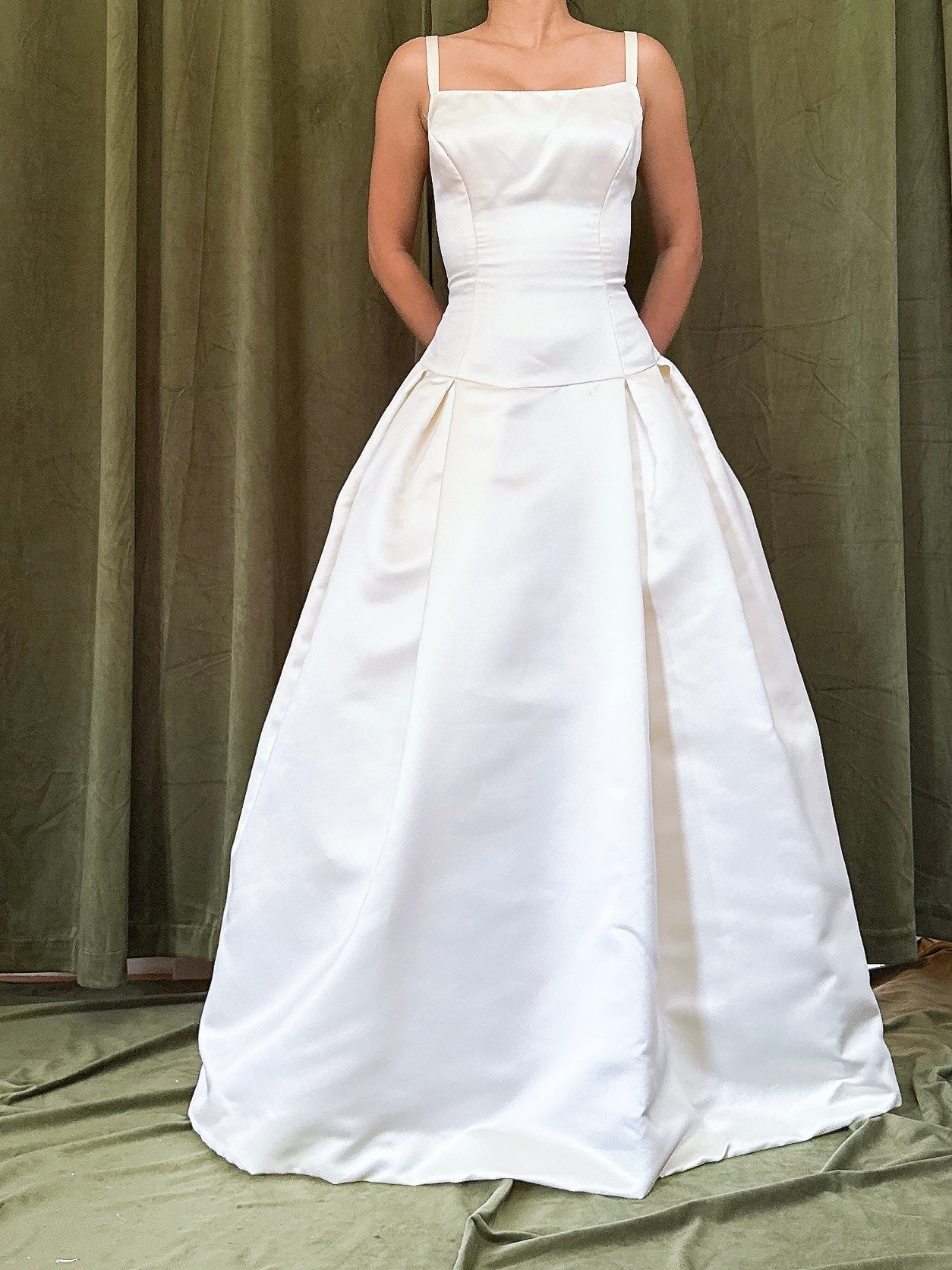 1990s Vera Wang Satin Dress - 32B/25W/55L